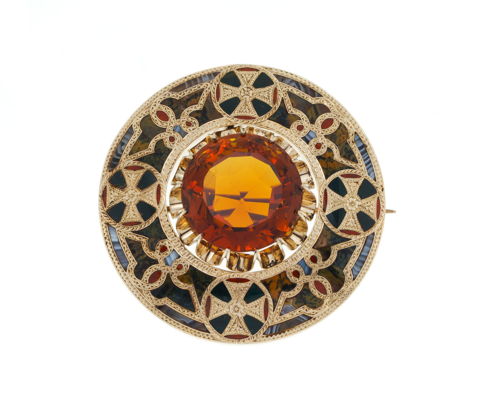 Broche écossaise fin XIXe s., or 375 gravé sertie d'une citrine entourée d'une frise : Broche écossaise fin XIXe s., or 375 gravé sertie d'une citrine entourée d'une frise à décor de croix celtiques ornée de jaspe et d'agate, diam. 5.4 cm, 33g ConditionBon