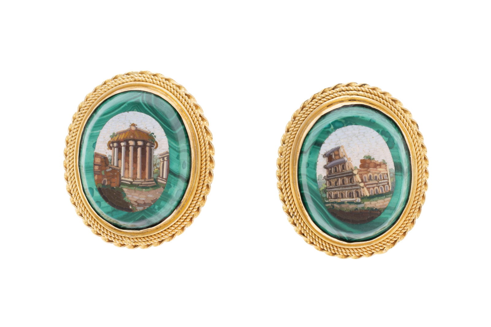 Paire de clous d'oreilles Grand Tour XIXe s., or à motif torsadé ornés de micro-mosa&: Paire de clous d'oreilles Grand Tour XIXe s., or à motif torsadé ornés de micro-mosaïques sur malachite représentant des ruines d'édifices romains, h. 2.1 cm,