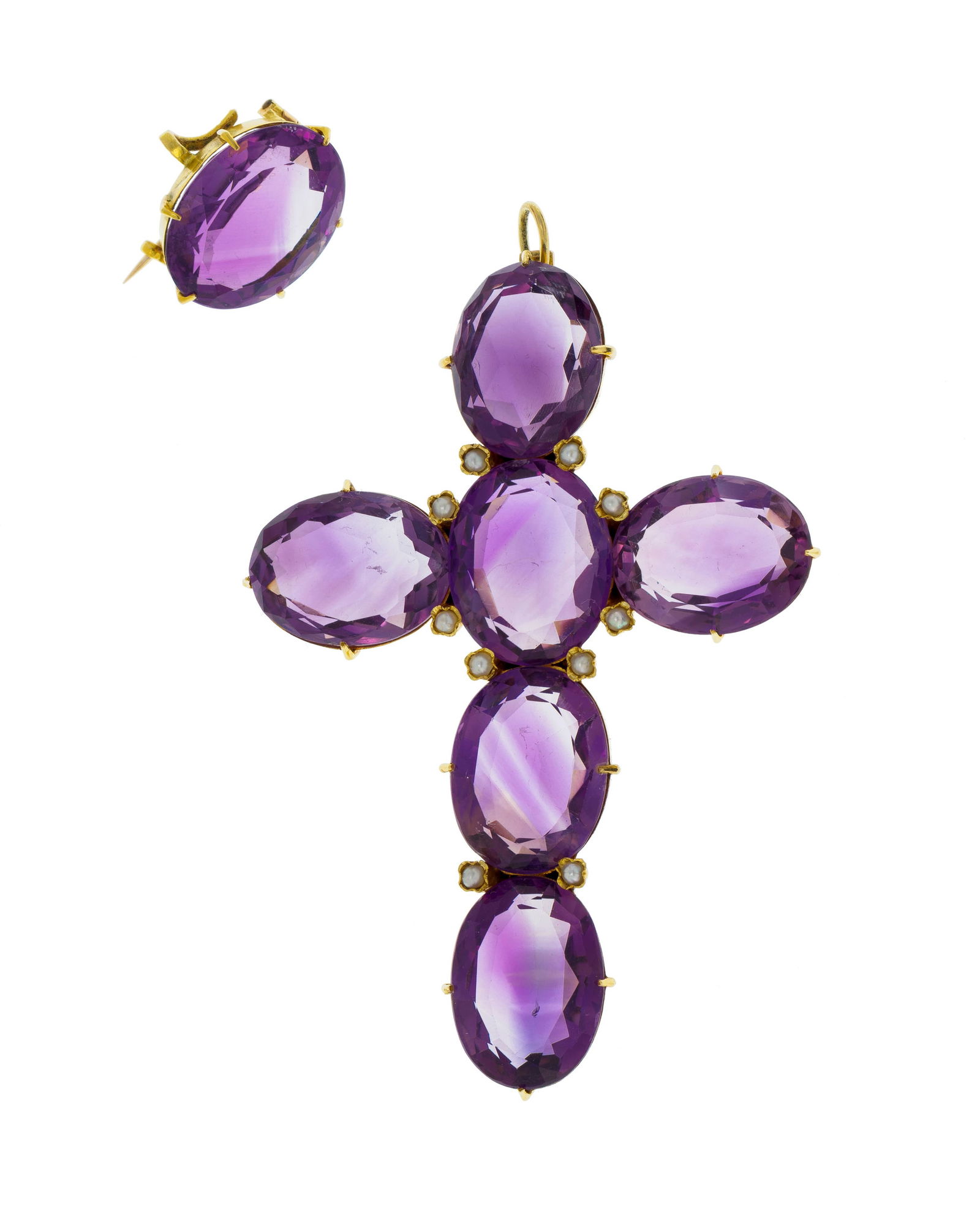 Ensemble composé d'un pendentif croix et d'une broche XIXe s., or 750 sertis d'améthystes : Ensemble composé d'un pendentif croix et d'une broche XIXe s., or 750 sertis d'améthystes ovales encadrées de demi perles, h. 9.1 et 2.2 cm, 44g ConditionMontures: Bon état de