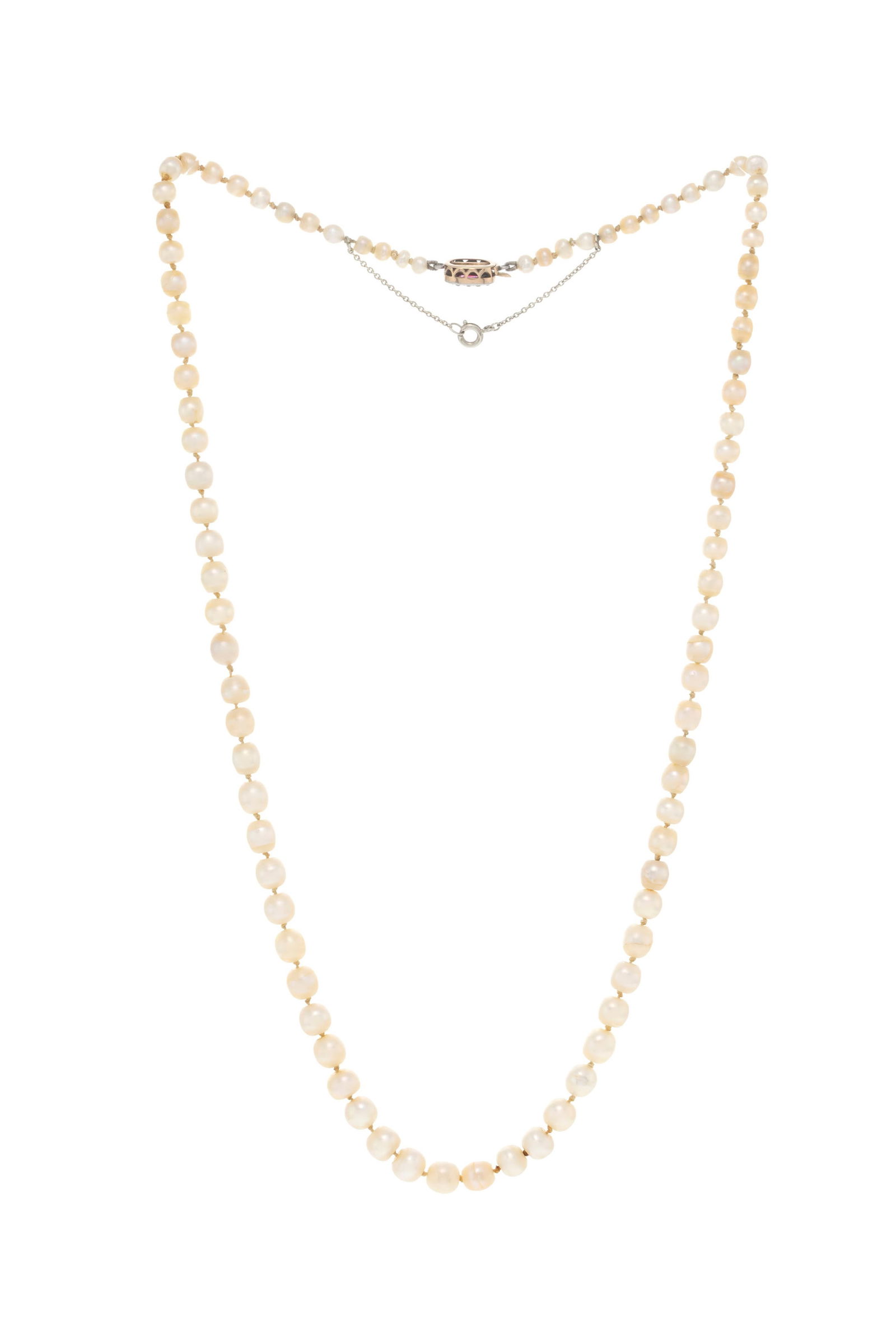 Collier 1 rang de perles naturelles d'eau de mer en chute selon le rapport GGTL n°26-B-8907 dat: Collier 1 rang de perles naturelles d'eau de mer en chute selon le rapport GGTL n°26-B-8907 daté du 11/02/2026, fermoir début XXe s. 2 ors 585 serti d'un saphir rose entouré de dia