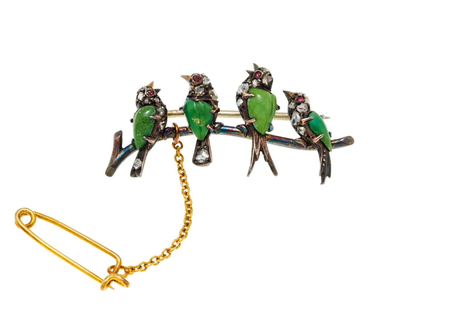Broche XIXe s., or et argent représentant des oisillons sur une branche, sertis de turquoises, : Broche XIXe s., or et argent représentant des oisillons sur une branche, sertis de turquoises, de diamants et de petits rubis, long. 3.4 cm Condition Etat moyen. Rayures et traces d'oxydation. L