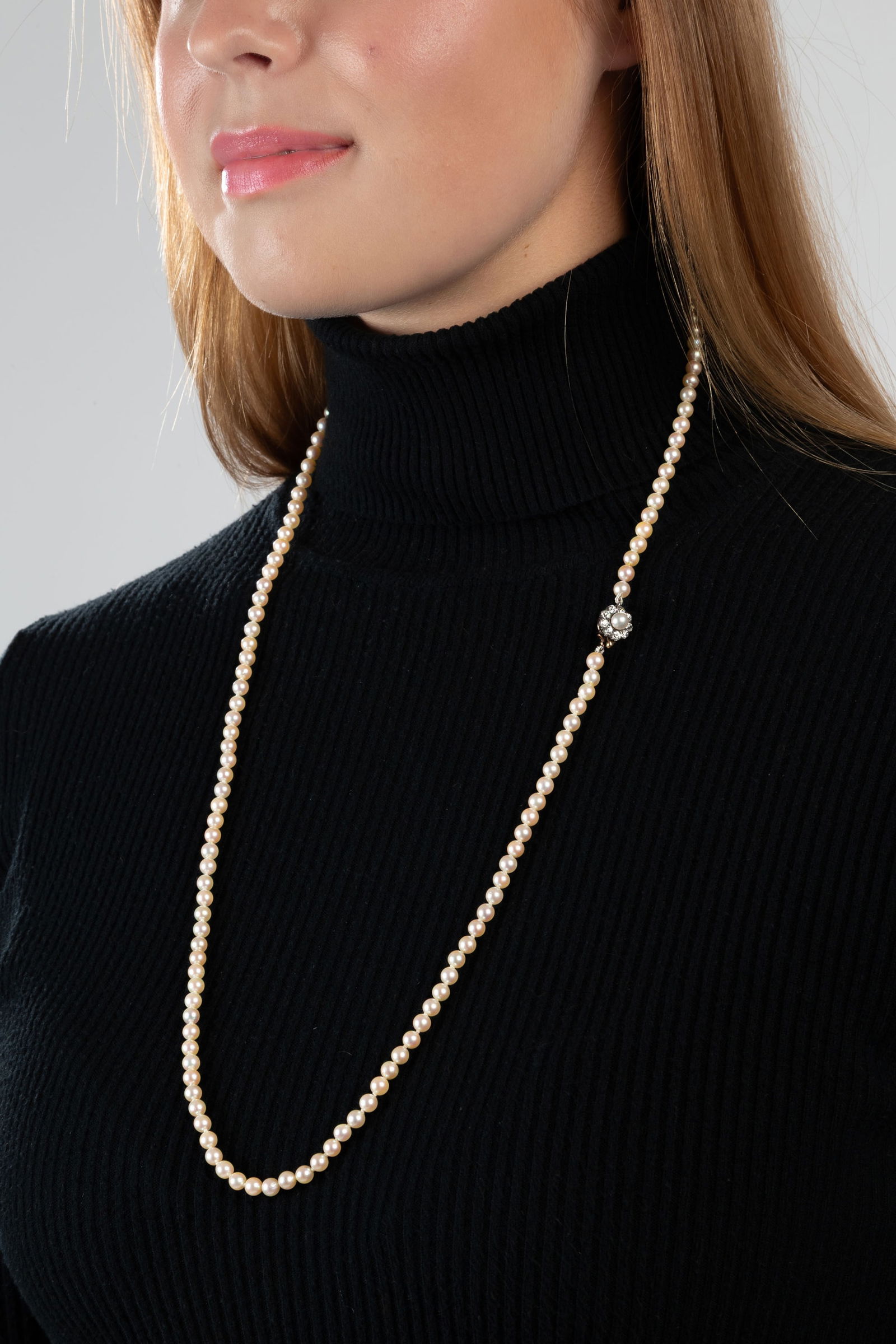 Collier 1 rang de perles de culture blanches, fermoir XIXe s. en or et argent serti de diamants tail - 5