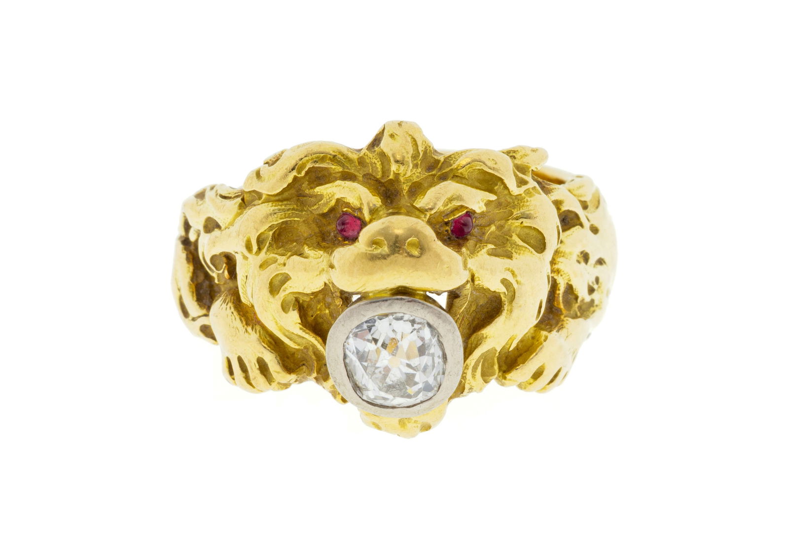Bague XIXe s., or 750 figurant un lion ciselé serti de deux cabochons de rubis et d'un diamant  (1 of 4)