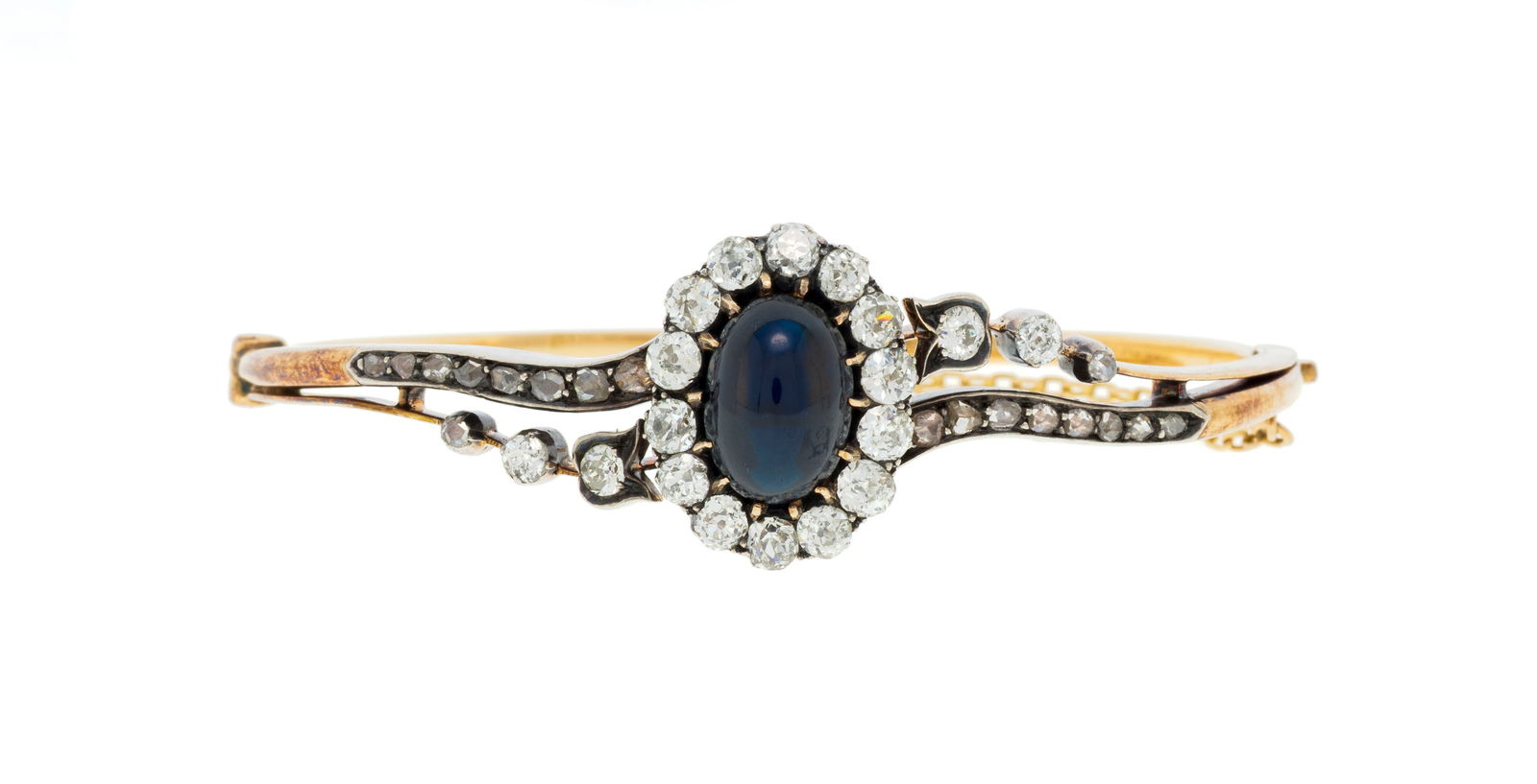 Bracelet rigide XIXe s., 2 ors 750 serti d'un cabochon de saphir entouré de diamants taille anc: Bracelet rigide XIXe s., 2 ors 750 serti d'un cabochon de saphir entouré de diamants taille ancienne et rose, circ. 16.5 cm, 24g ConditionMonture: Bon état de conservation