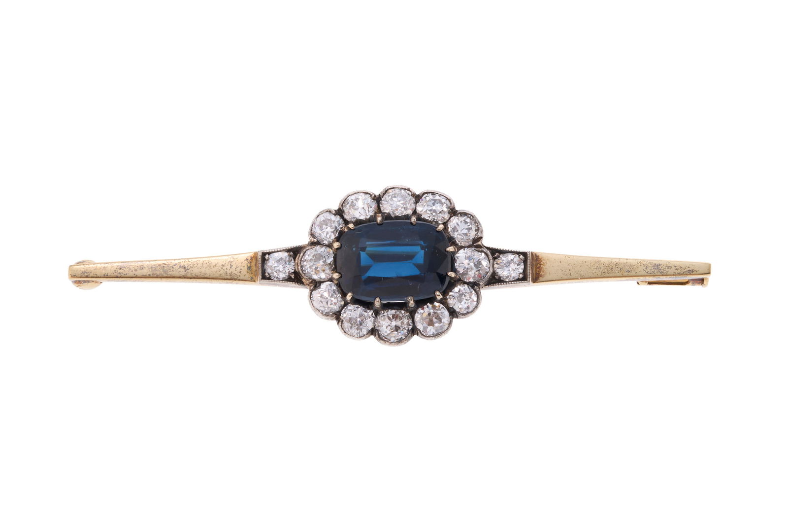 Broche barrette or 750 et argent à motif fleur serti d'un saphir taille coussin rectangulaire e: Broche barrette or 750 et argent à motif fleur serti d'un saphir taille coussin rectangulaire entouré et épaulé de diamants taille ancienne, long. 6 cm, ConditionBon état de