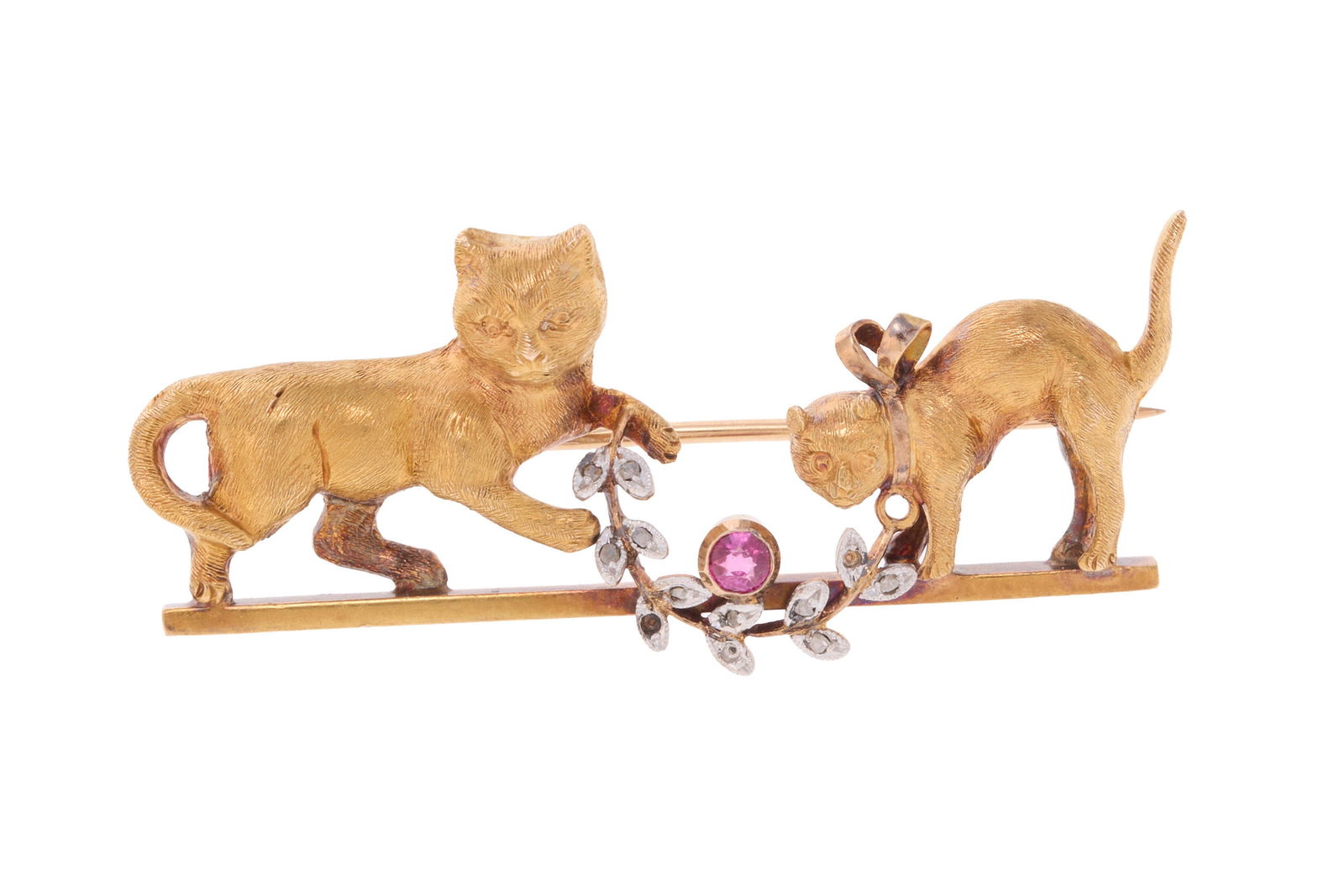 Broche fin XIXe ou début XXe s., or 585 représentant deux chats jouant avec une guirlande : Broche fin XIXe ou début XXe s., or 585 représentant deux chats jouant avec une guirlande sertie d'un rubis synthétique et de diamants facettés (manques), long. 4 cm, 4g Condition