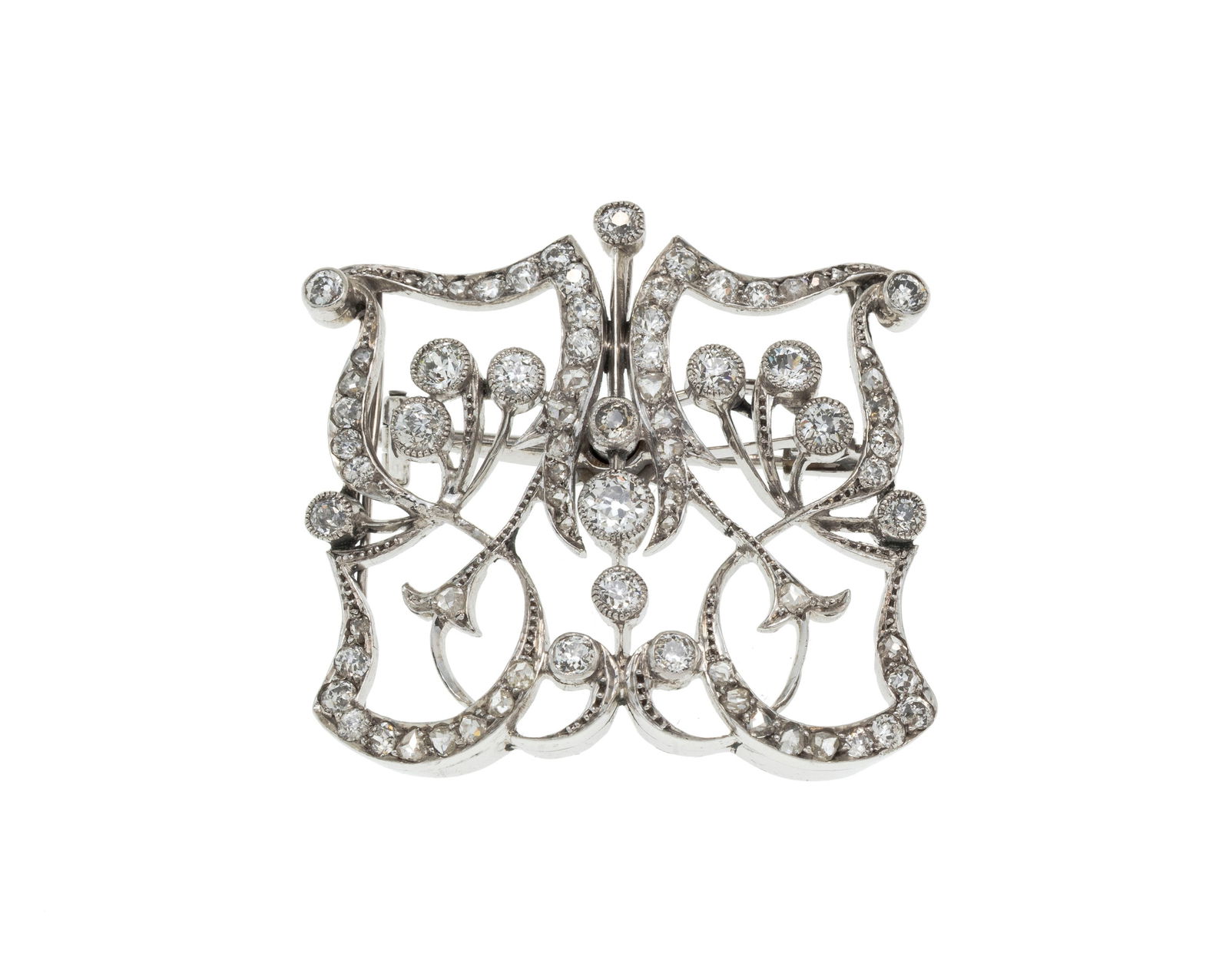 Broche début XXe s., platine ajouré à décor de rinceaux pavée de diamants t (1 of 3)