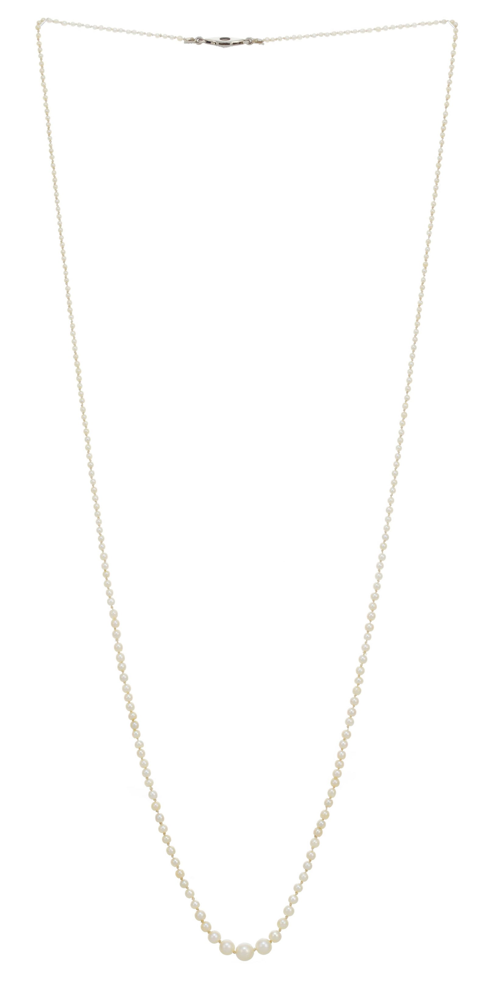 Collier 1 rang de perles (non testées) blanches en chute, fermoir or gris 585 serti d'un diaman: Collier 1 rang de perles (non testées) blanches en chute, fermoir or gris 585 serti d'un diamant taille rose, long. 57,5 cm Condition Bon état de conservation général