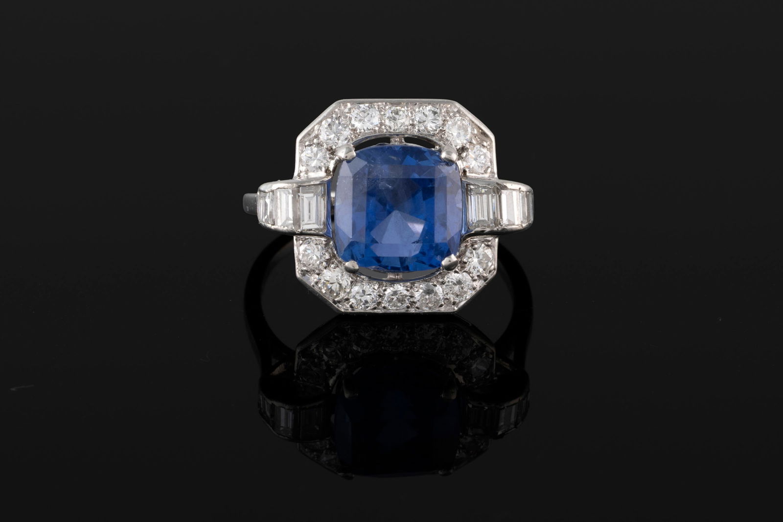 Bague Art Déco platine sertie d'un saphir taille coussin entouré de diamants taille baguet (1 of 4)