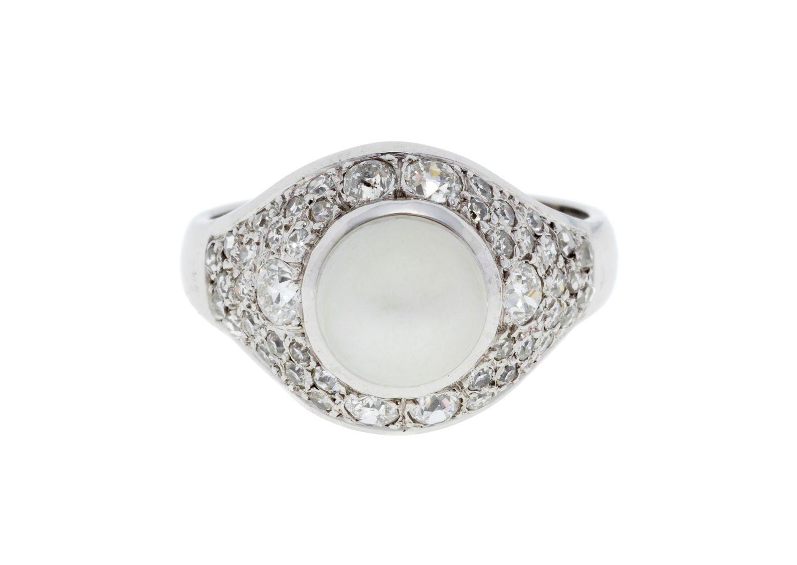 Bague or gris 750 ornée d'une perle bouton blanche (non testée) sur un pavage de diamants : Bague or gris 750 ornée d'une perle bouton blanche (non testée) sur un pavage de diamants taille ancienne et rose, doigt 60-20, 8g Condition Monture: Bon état de conservation gén&#
