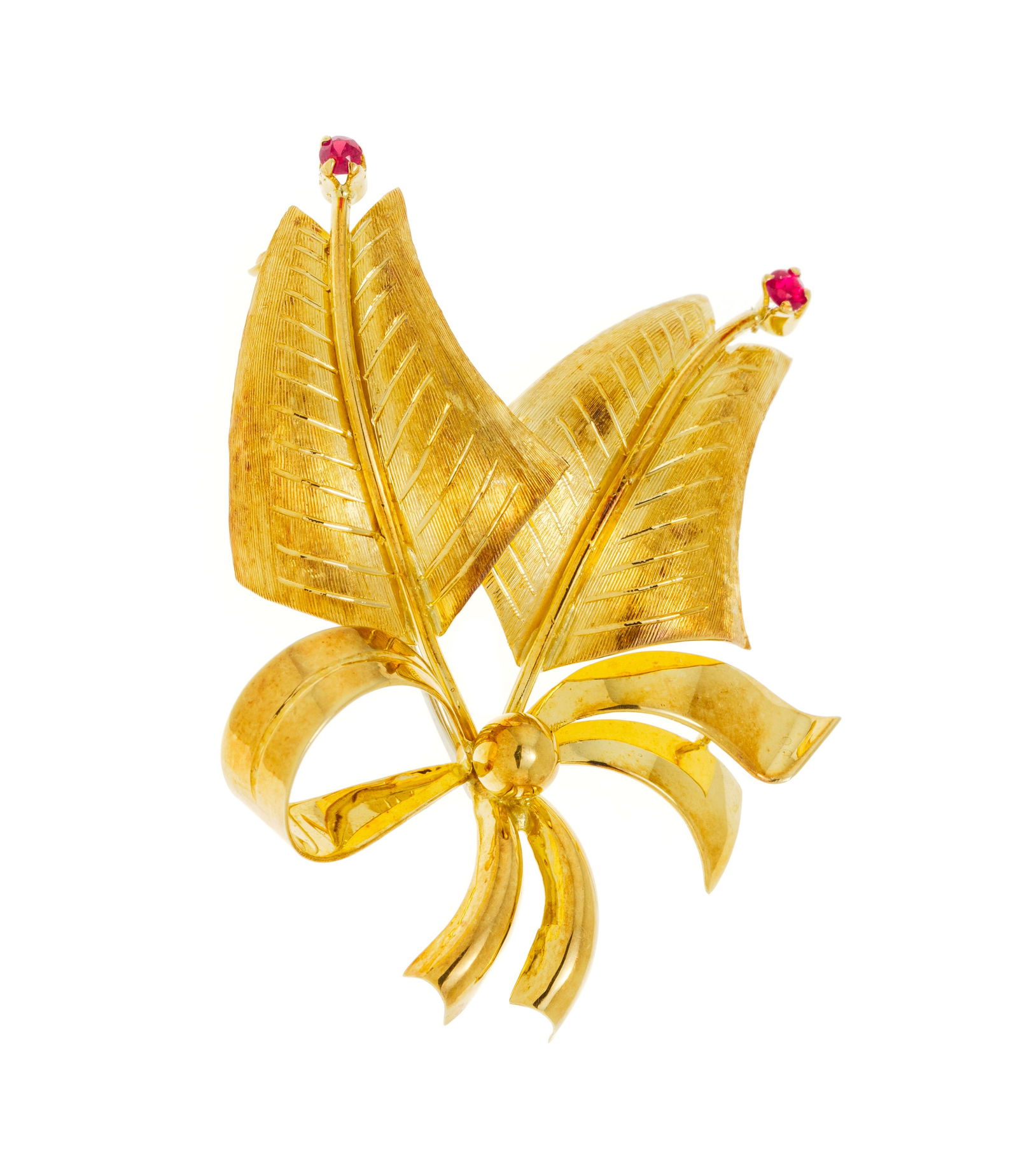 Broche années 1940-50 or 750 stylisant un motif végétal serti de deux petits rubis sy: Broche années 1940-50 or 750 stylisant un motif végétal serti de deux petits rubis synthétiques, h. 4.6 cm, 6g ConditionBon état de conservation général.