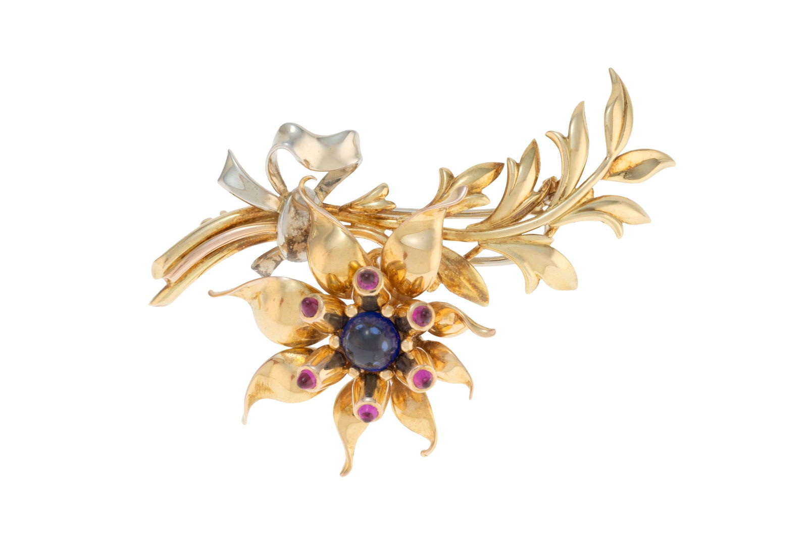 Broche années 1940-50 2 ors 750 à motif végétal sertie de cabochons de rubis et : Broche années 1940-50 2 ors 750 à motif végétal sertie de cabochons de rubis et saphir, h. 6.1 cm, 20g ConditionBon état de conservation général. Présence de