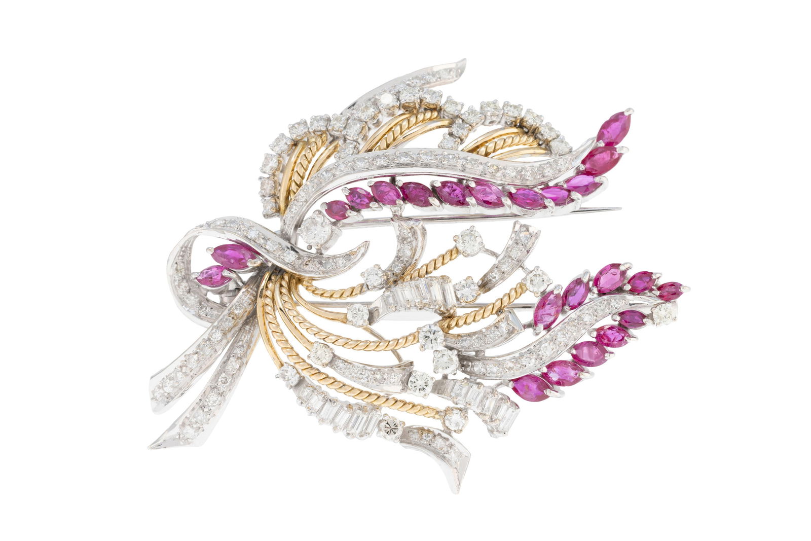 Broche bouquet 2 ors 585 sertie de diamants taille brillant, 8/8 et baguette ainsi que de rubis tail: Broche bouquet 2 ors 585 sertie de diamants taille brillant, 8/8 et baguette ainsi que de rubis taille marquise, 6.5 cm, 24g ConditionBon état de conservation général, présence de