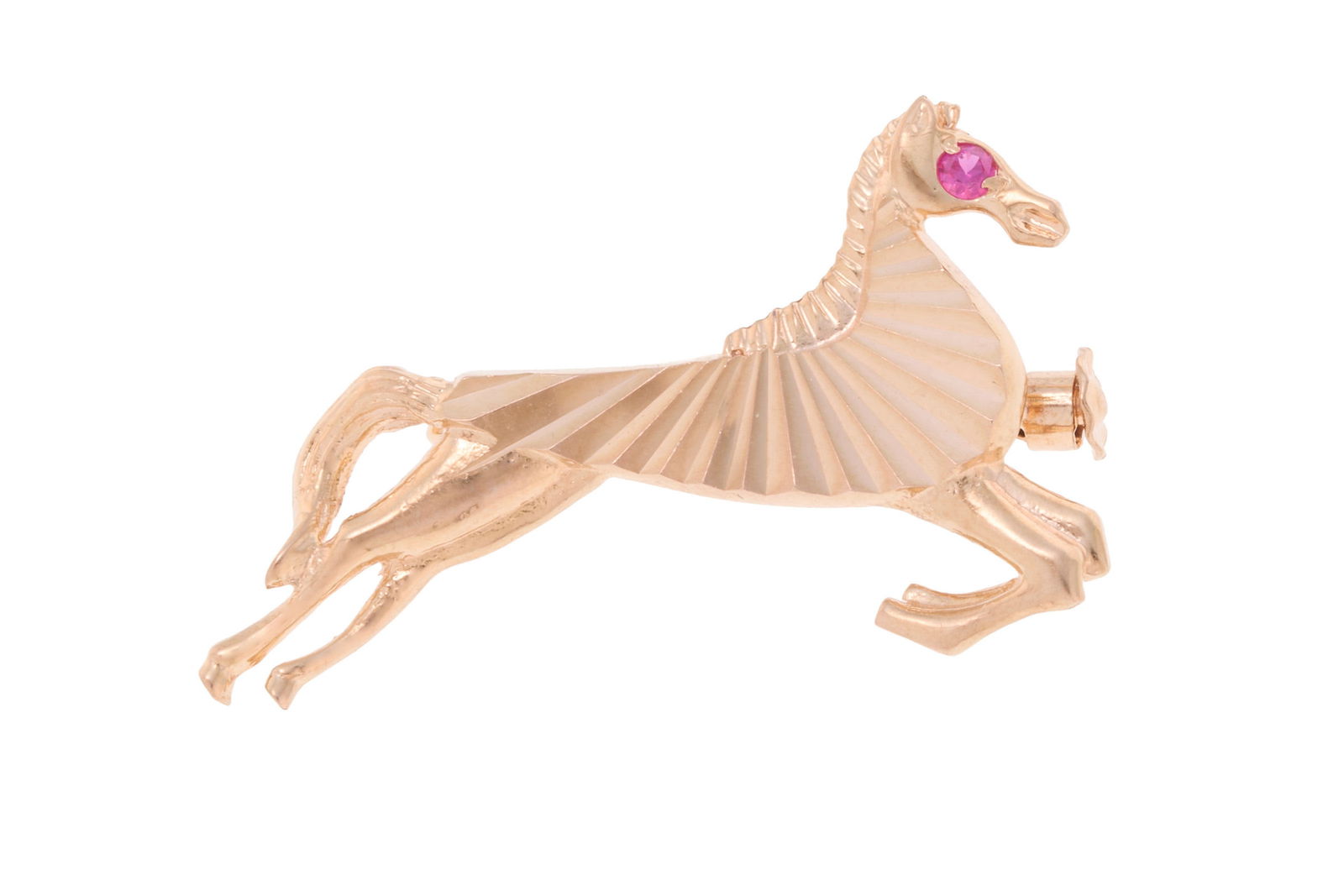 Broche cheval années 1940-50 en or rose 750, l'œil serti d'un rubis synthétique, long: Broche cheval années 1940-50 en or rose 750, l'œil serti d'un rubis synthétique, long. 3.1 cm ConditionBon état de conservation général avec quelques micro rayures