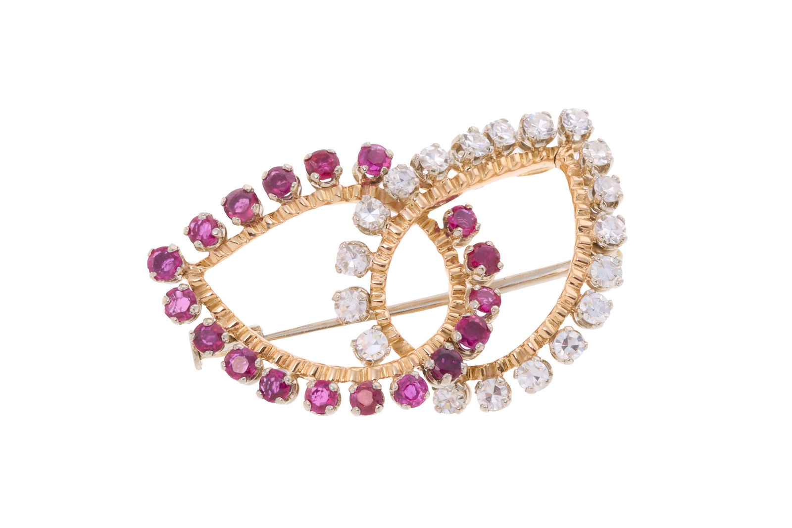 Broche années 1940-50 2 ors 750 formée de deux éléments piriformes sertis de rub: Broche années 1940-50 2 ors 750 formée de deux éléments piriformes sertis de rubis et de diamants taille 8/8, long. 2.9 cm ConditionBon état de conservation