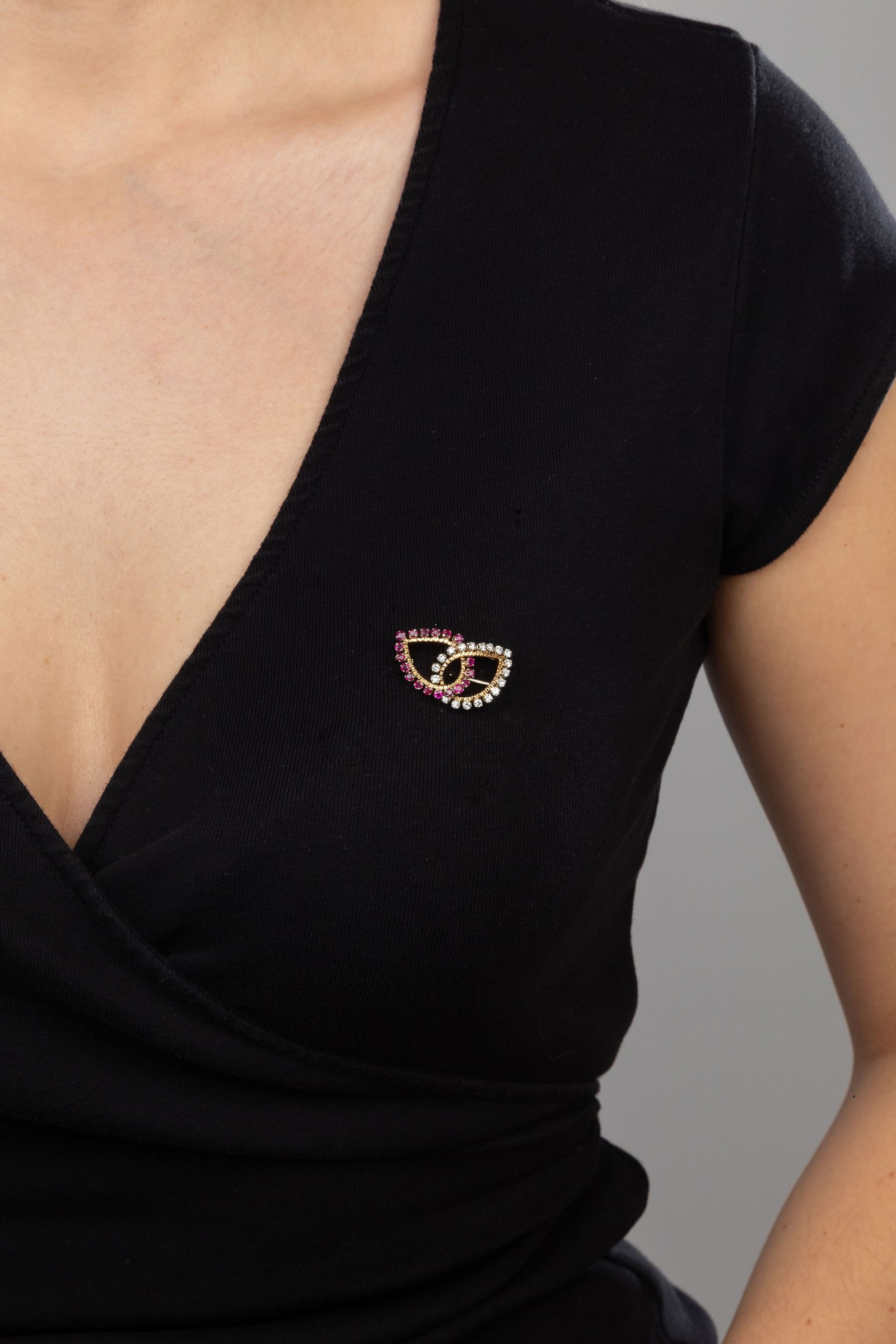 Broche années 1940-50 2 ors 750 formée de deux éléments piriformes sertis de rub - 4