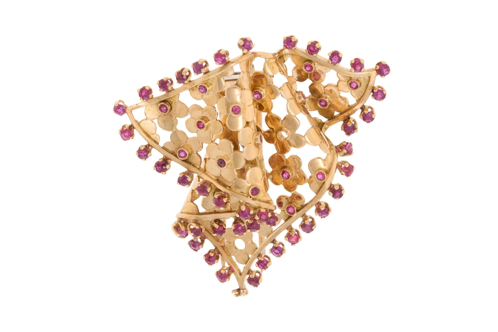 Broche années 1940-50 or 750 effet drapé à décor floral ajouré sertie de ru: Broche années 1940-50 or 750 effet drapé à décor floral ajouré sertie de rubis taille rond (manques), h. 5.1 cm, 18g ConditionMonture: Bon état de conservation