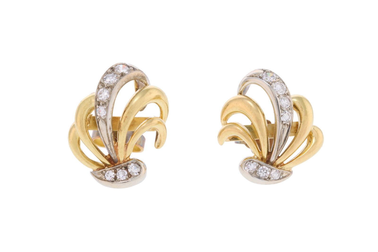 Paire de clous d'oreilles années 1940-50 2 ors 750 formant des palmettes serties de diamants ta: Paire de clous d'oreilles années 1940-50 2 ors 750 formant des palmettes serties de diamants taille 8/8, h. 1.3 cm, 4g ConditionBon état de conservation général. Présence de