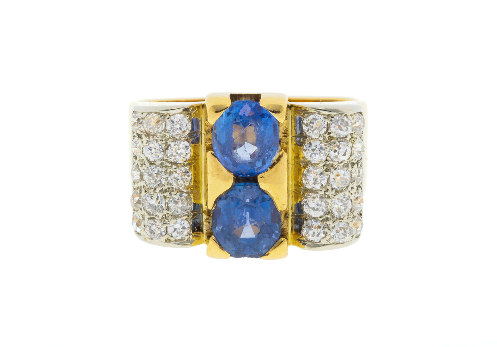 Bague années 1940-50 2 ors 750 sertie de deux saphirs ovales épaulés de diamants tail: Bague années 1940-50 2 ors 750 sertie de deux saphirs ovales épaulés de diamants taille ancienne, doigt 61-21, 12g ConditionMonture: Bon état de conservation général.