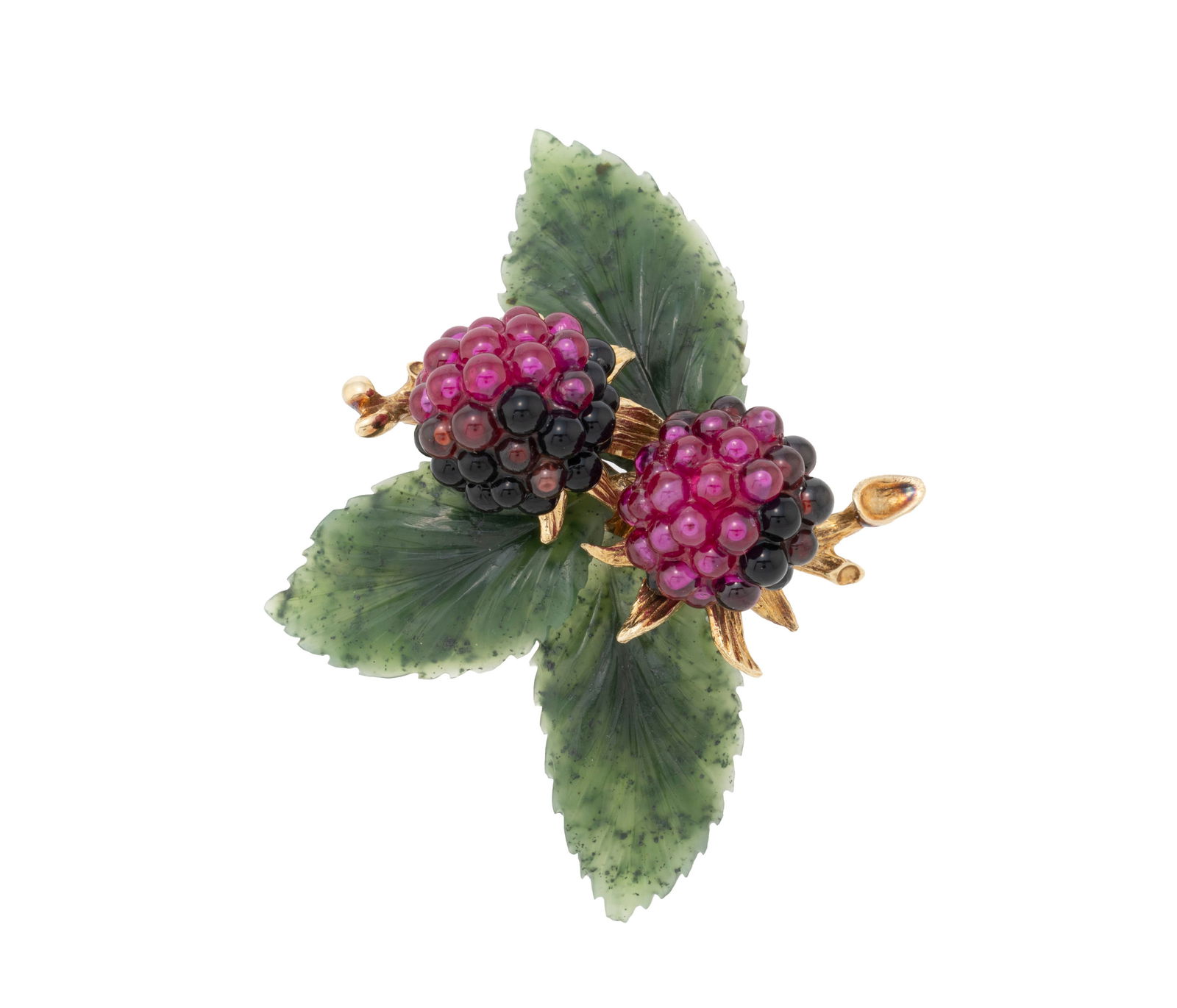 Broche or 585 figurant deux mûres formées de billes de verre coloré sur trois feuille: Broche or 585 figurant deux mûres formées de billes de verre coloré sur trois feuilles en grenat hydrogrossulaire gravé, h. 6.4 cm, 32g Condition Bon état de conservation g