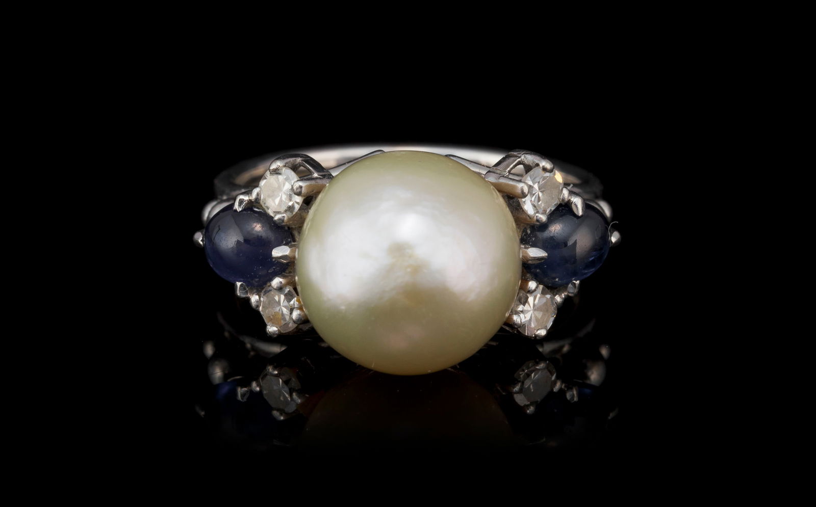 Bague or gris 750 ornée d'une perle naturelle d'eau de mer blanche (env. 10.93 x 10.78 x 12.50 : Bague or gris 750 ornée d'une perle naturelle d'eau de mer blanche (env. 10.93 x 10.78 x 12.50 mm) selon le rapport GGTL n°26-B-8833 daté du 28/01/2026, épaulée de cabochons