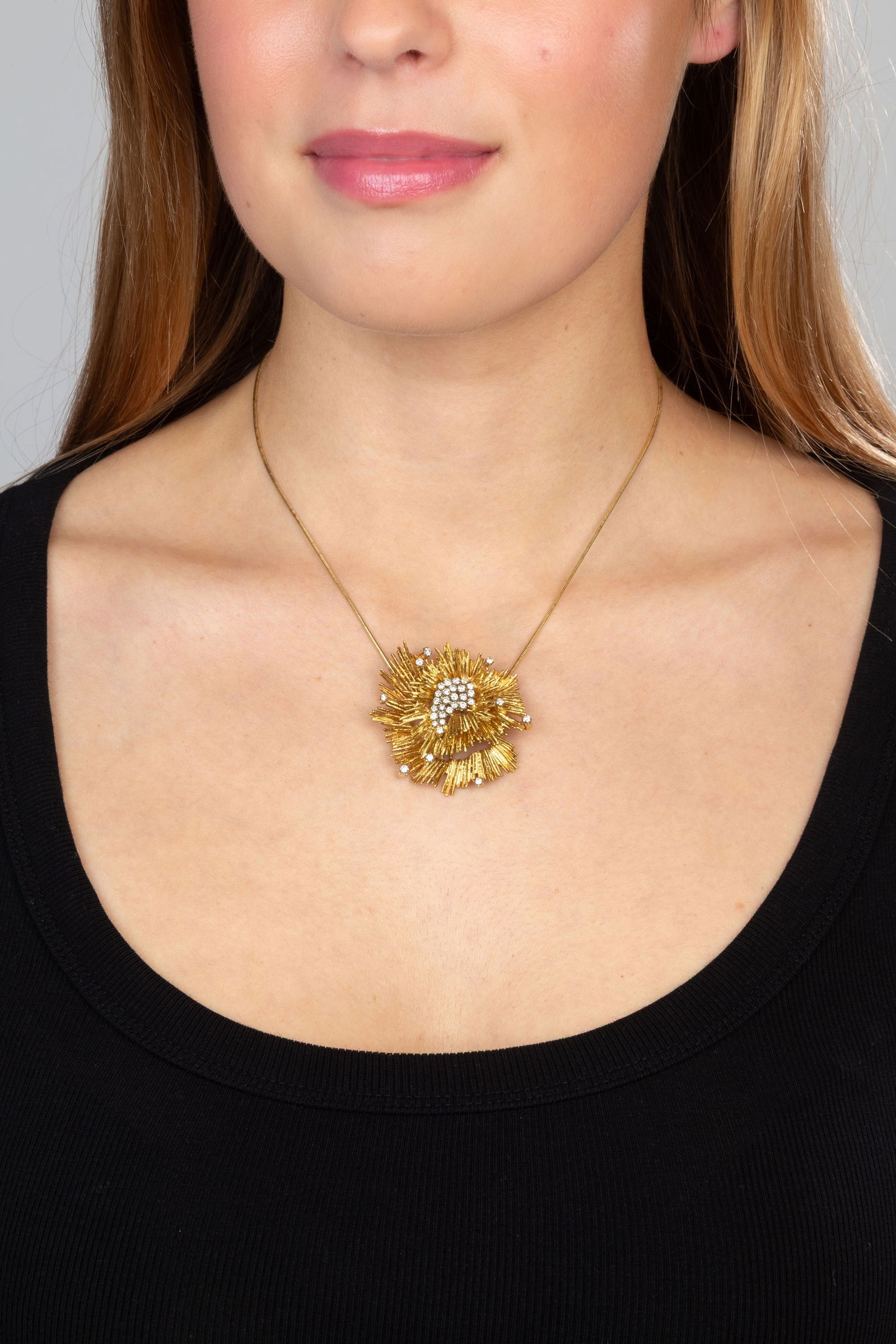 Bucherer, pendentif or 750 texturé à motif rayonnant serti de diamants taille brillant, su - 4