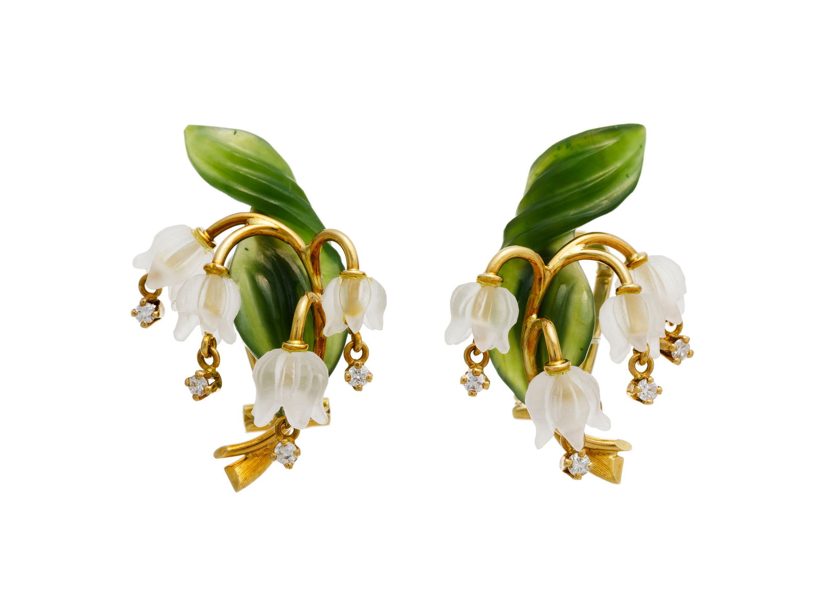 Paire de boucles d'oreilles or 750 figurant des bouquets de muguet avec des feuilles de néphrit: Paire de boucles d'oreilles or 750 figurant des bouquets de muguet avec des feuilles de néphrite, des fleurs en cristal de roche dépoli et les étamines serties de diamants taille