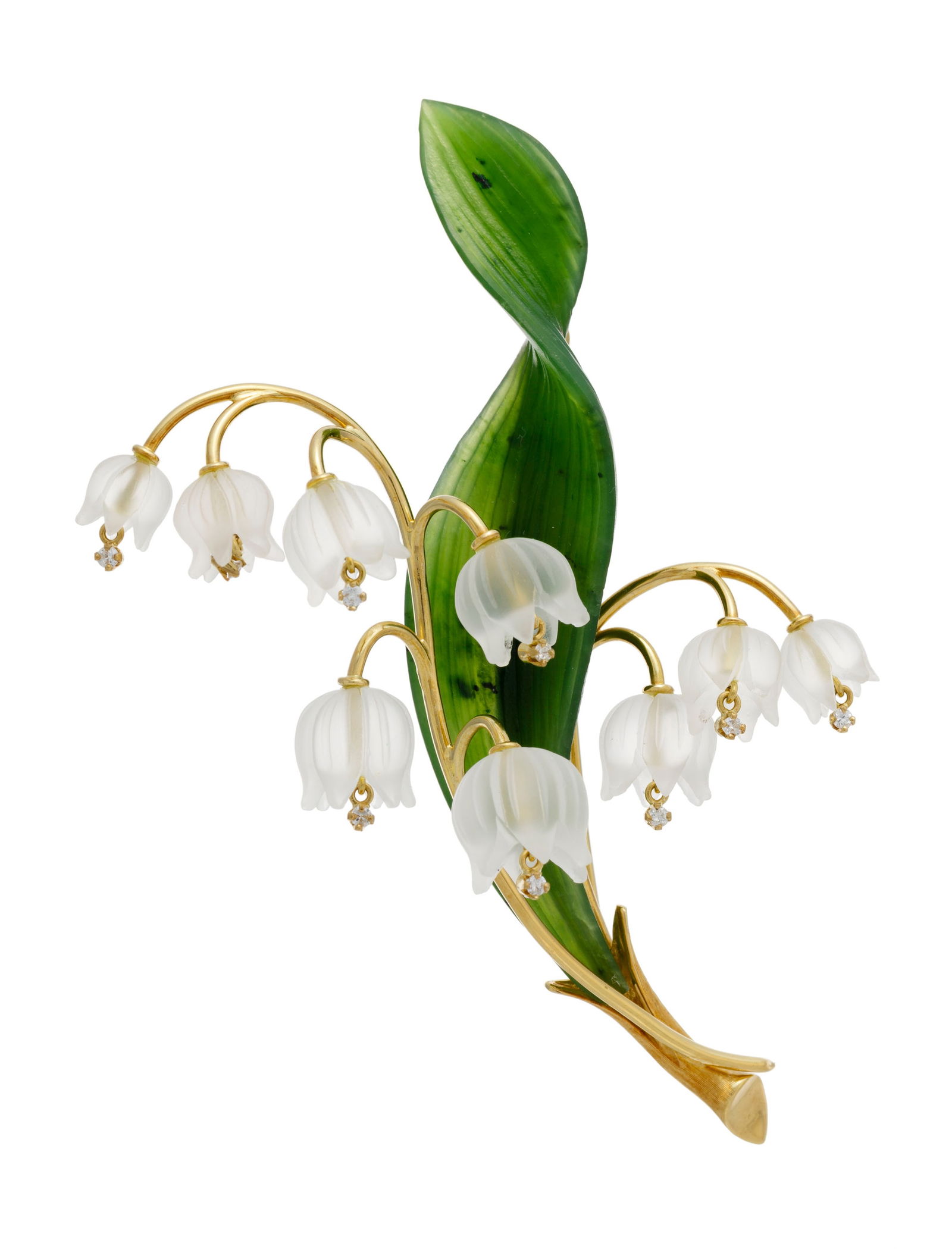 Broche or 750 figurant un bouquet de muguet avec une feuille en néphrite, les fleurs en cristal: Broche or 750 figurant un bouquet de muguet avec une feuille en néphrite, les fleurs en cristal de roche dépoli et les étamines serties de diamants taille brillant, h. 9 cm,