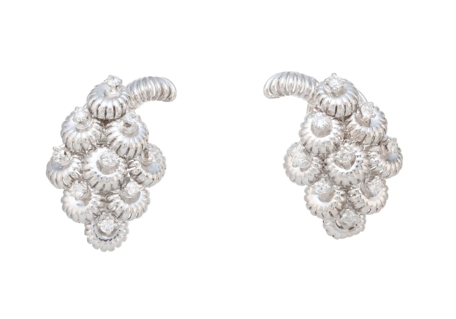 Gübelin, paire de boucles d'oreilles or gris 750 stylisant un motif végétal godronn&#: Gübelin, paire de boucles d'oreilles or gris 750 stylisant un motif végétal godronné serti de diamants taille brillant, h. 2.8 cm, 17g Condition Bon état de conservation g