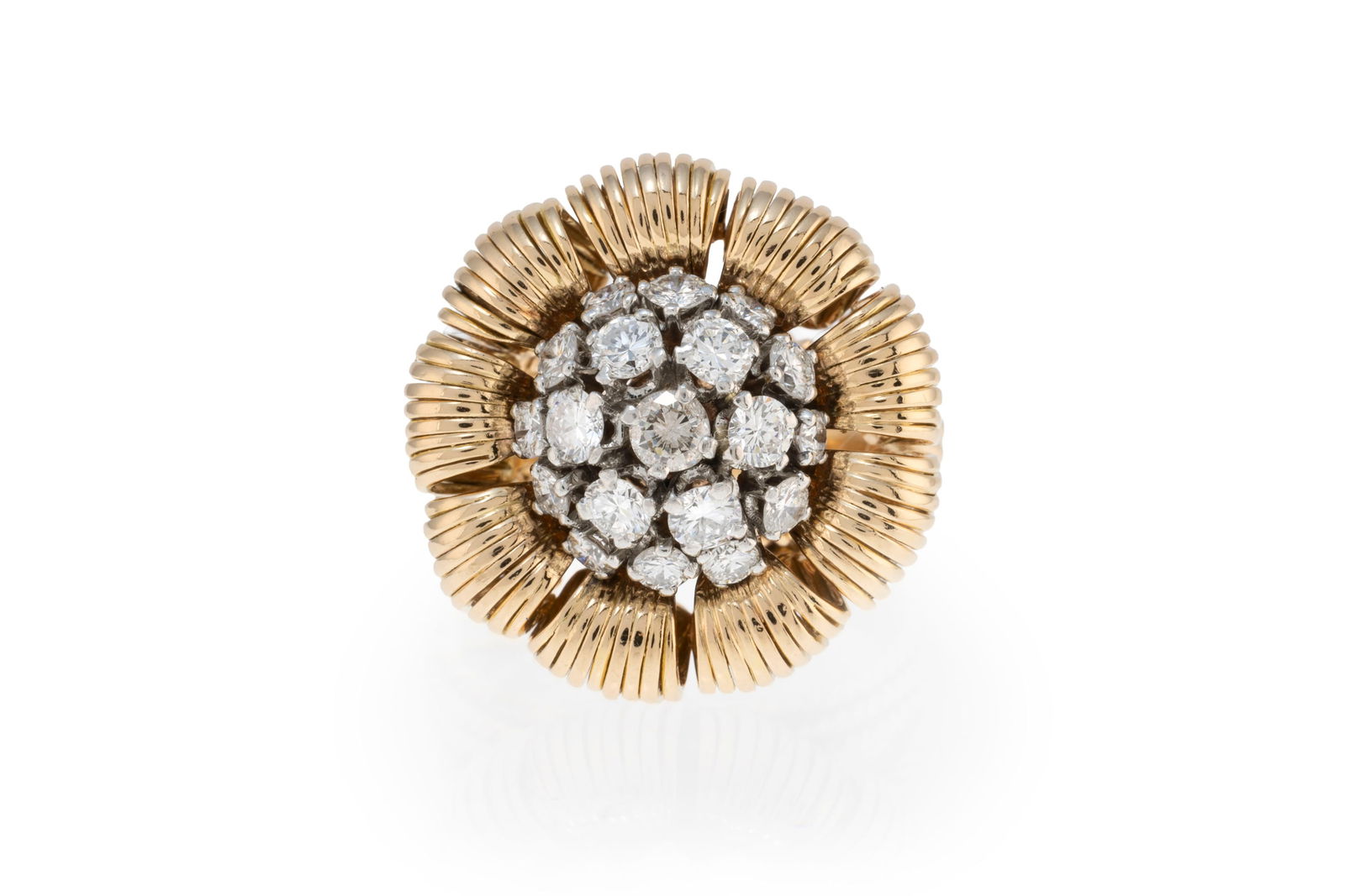 Bague années 1940-50 2 ors 750 sertie de deux saphirs ovales épaulés de diamants tail: Bague années 1940-50 2 ors 750 sertie de deux saphirs ovales épaulés de diamants taille brillant, signée, doigt 53-13, 15g Condition Bon état de conservation général