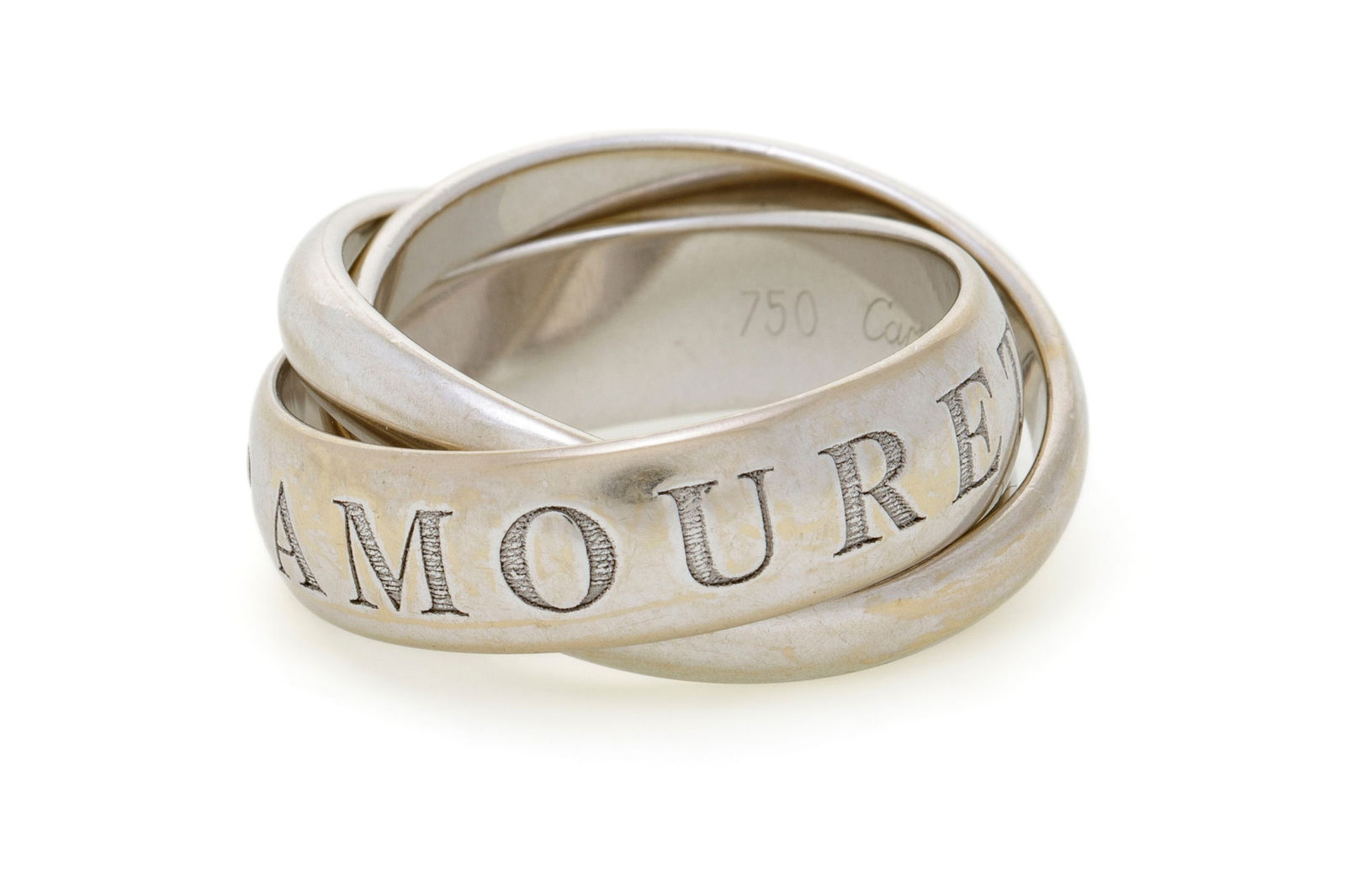 Cartier, Trinity, bague or gris 750 formée de 3 anneaux dont un gravé de l'inscription "Or: Cartier, Trinity, bague or gris 750 formée de 3 anneaux dont un gravé de l'inscription "Or Amour et Trinity", signée, numérotée O4826Q, doigt 47-7, 9g ConditionBon état