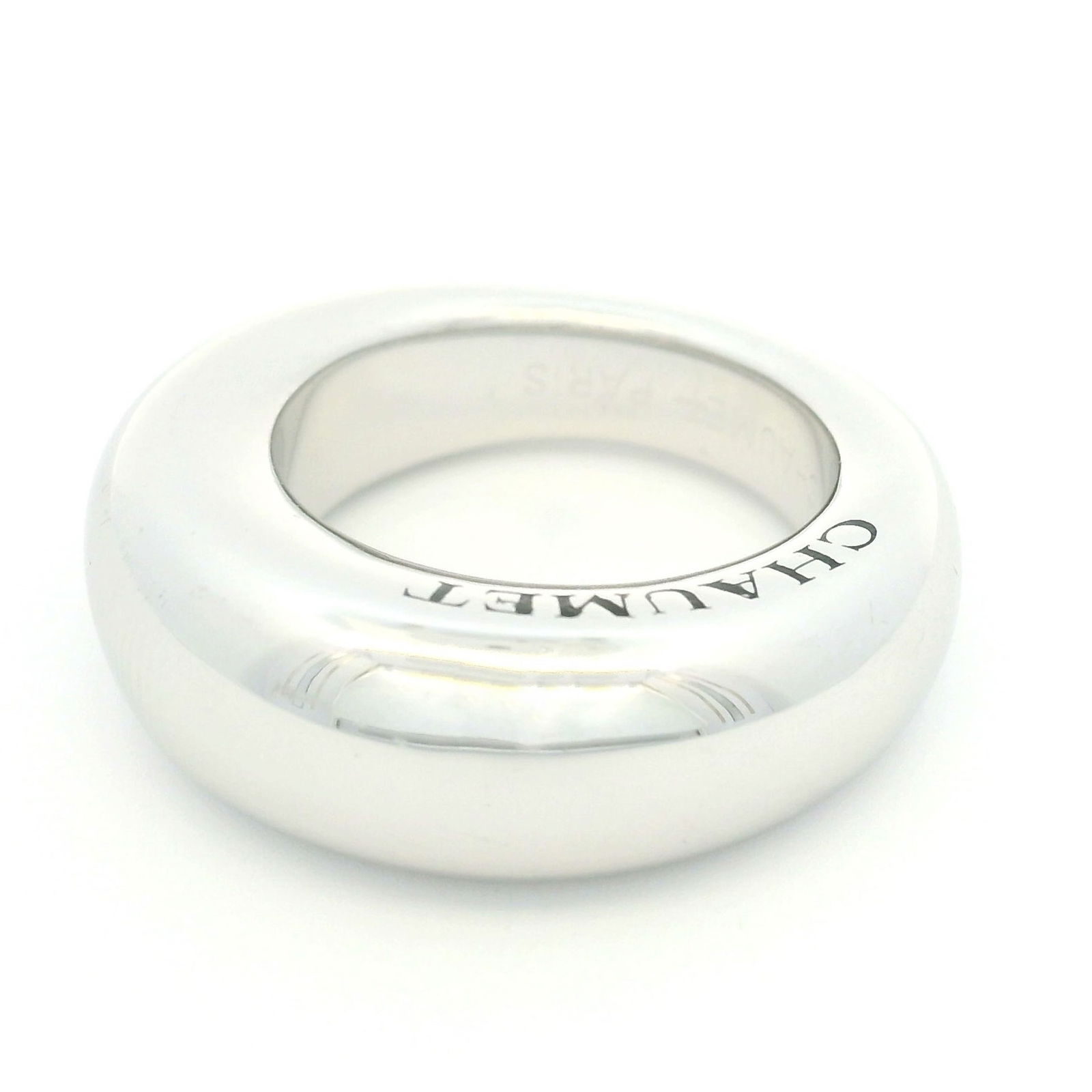 Chaumet, bague jonc or gris 750, signée, numérotée 881645, doigt 53-13, 12g: Chaumet, bague jonc or gris 750, signée, numérotée 881645, doigt 53-13, 12g ConditionTrès bon état de conservation général. Présence de micro rayures d'usage