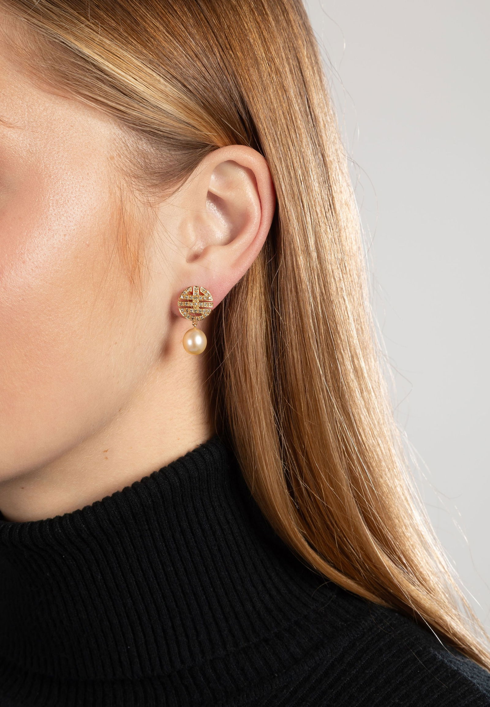 Mimi, paire de pendants d'oreilles or rose 750 stylisant le symbole chinois Shou serti de diamants b - 4