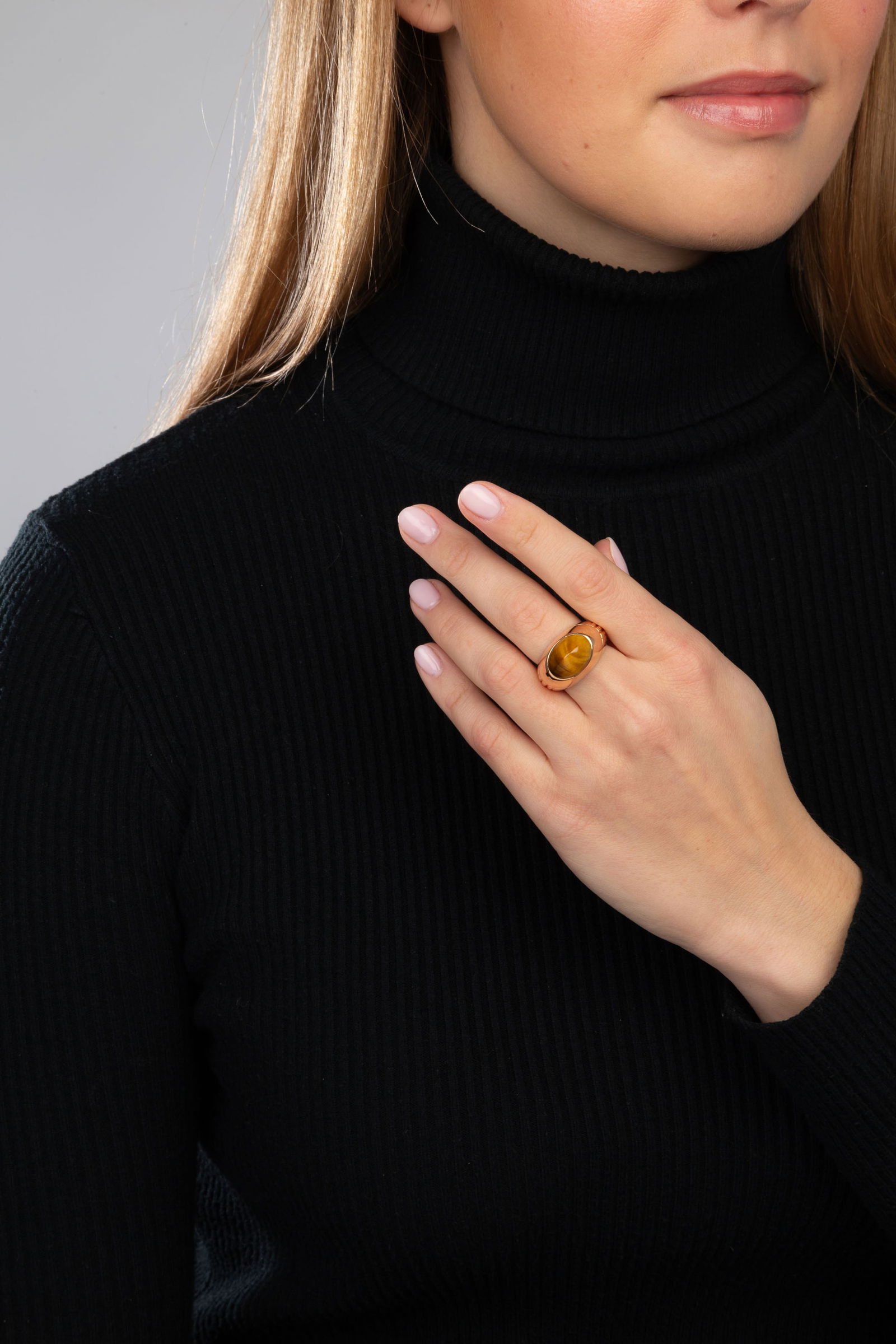 Boucheron, bague or rose 750 sertie d'un cabochon d'oeil-de-tigre, signée, numérotée  - 4