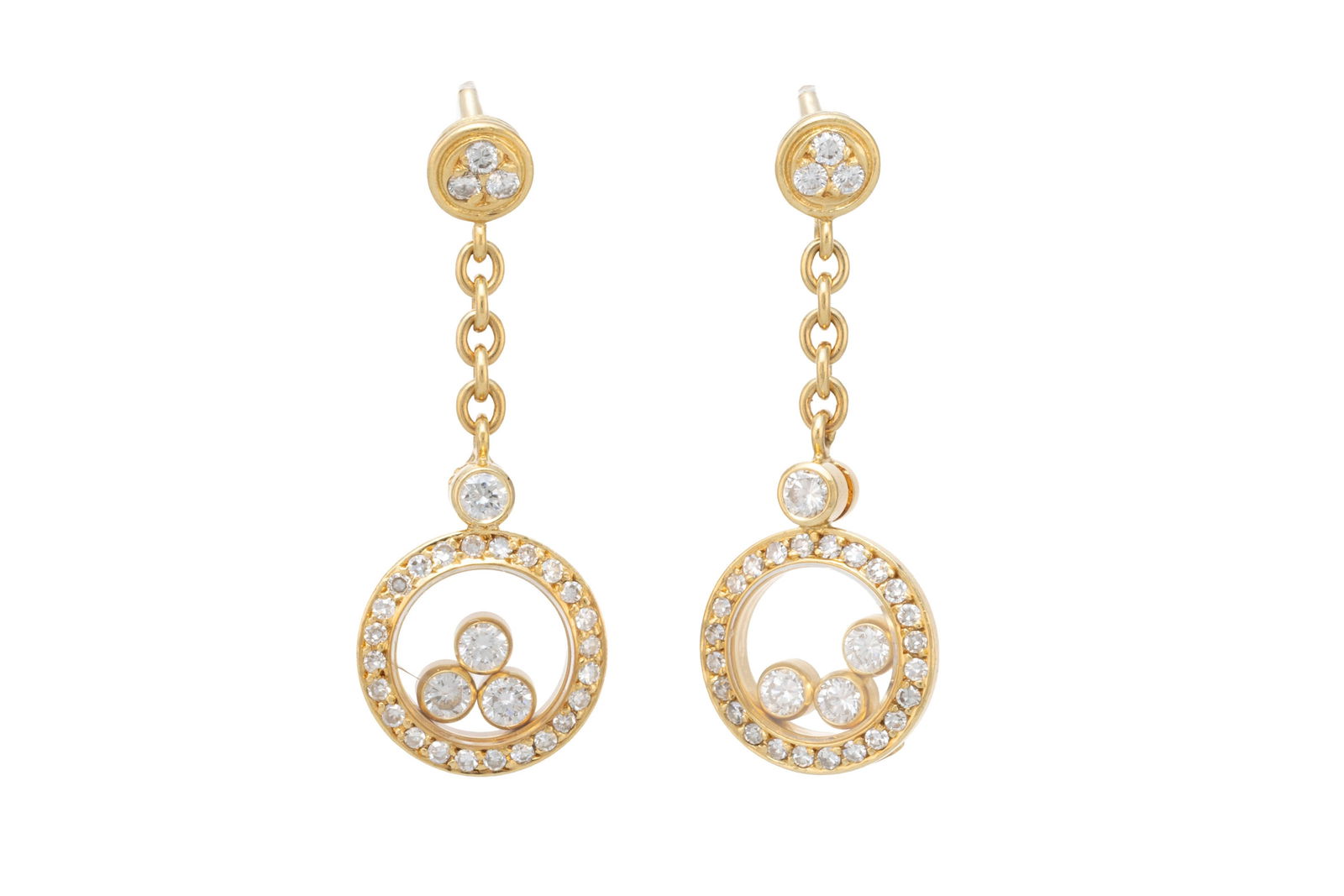 Chopard, Happy Diamonds, paire de pendants d'oreilles or 750 sertis de diamants taille 8/8 et brilla: Chopard, Happy Diamonds, paire de pendants d'oreilles or 750 sertis de diamants taille 8/8 et brillant dont six mobiles entre deux plaques de verre, signés, h. 2.9 cm ConditionBon état de