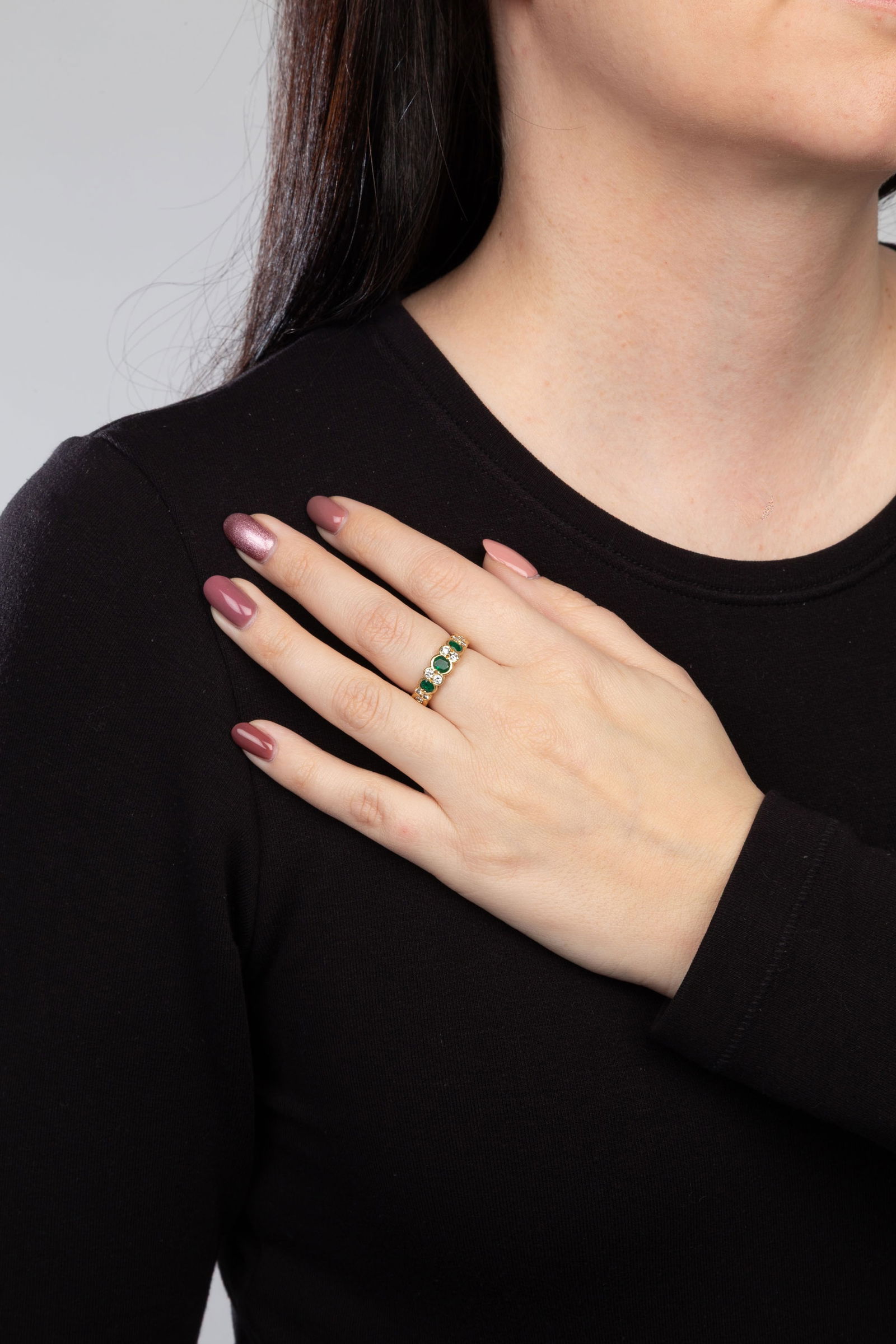 Van Cleef & Arpels, bague or 750 sertie de trois émeraudes ovales alternées de diamants ta - 4