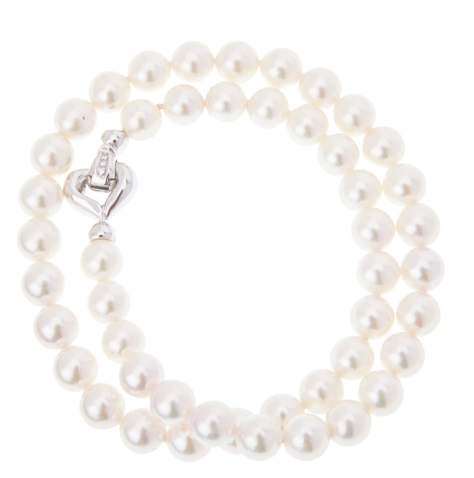 Gübelin, collier 1 rang de perles de culture blanches, fermoir en or gris 750 serti de diamants: Gübelin, collier 1 rang de perles de culture blanches, fermoir en or gris 750 serti de diamants taille brillant, signé, long. 44 cm ConditionTrès bon état de conservation