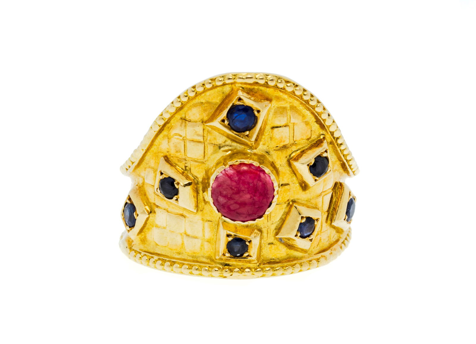 Lalaounis, bague or 750 à motif quadrillé parsemée de saphirs taille rond brillant et: Lalaounis, bague or 750 à motif quadrillé parsemée de saphirs taille rond brillant et d'un cabochon de rubis, signée, doigt environ 59-19, 7g Condition Etat moyen. Egrisures et nom
