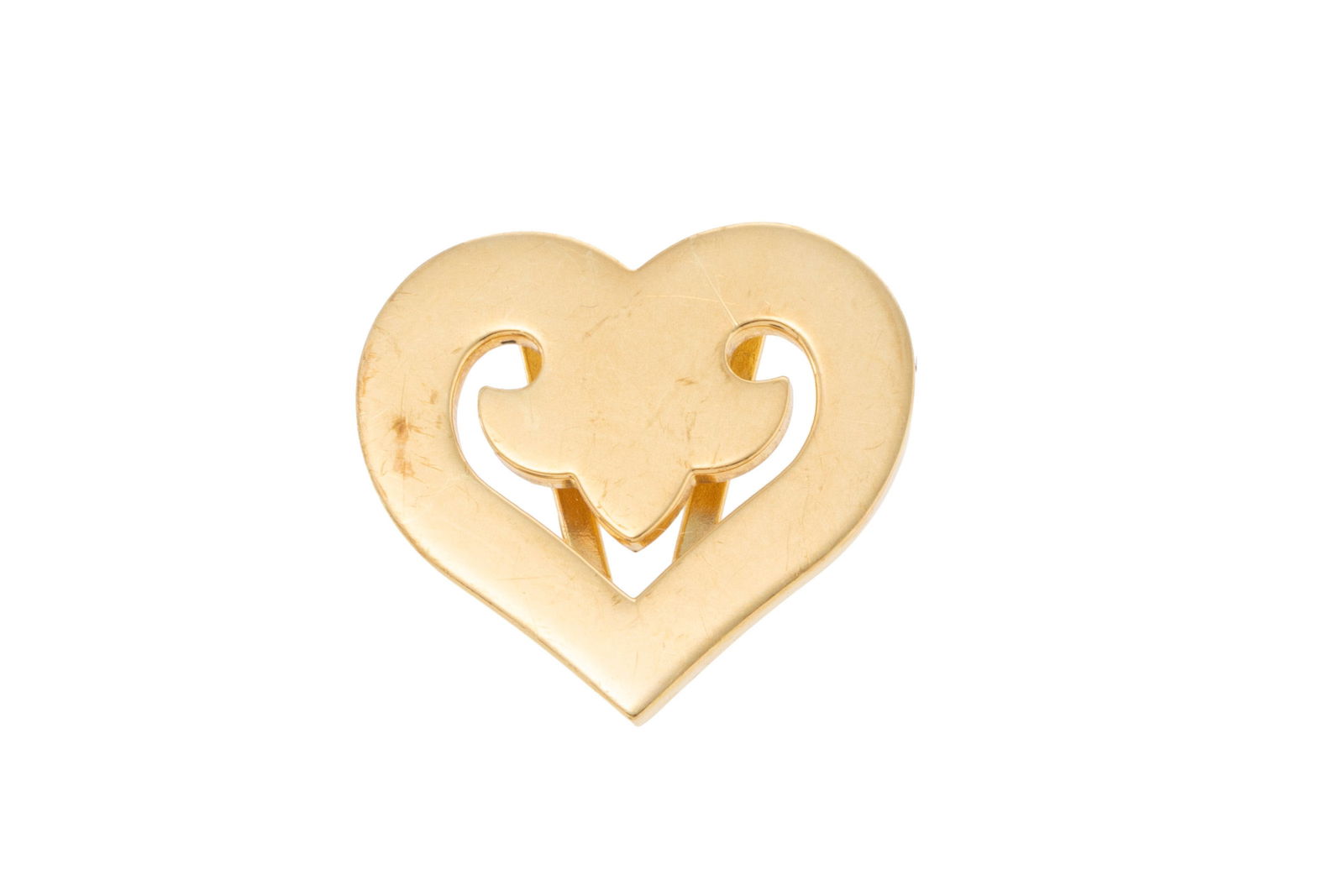 O.J. Perrin, centre de collier cœur or 750 ajouré, signé, h. 1.7 cm, 3g: O.J. Perrin, centre de collier cœur or 750 ajouré, signé, h. 1.7 cm, 3g ConditionBon état de conservation général. Présence de rayures et micro rayures d'usage