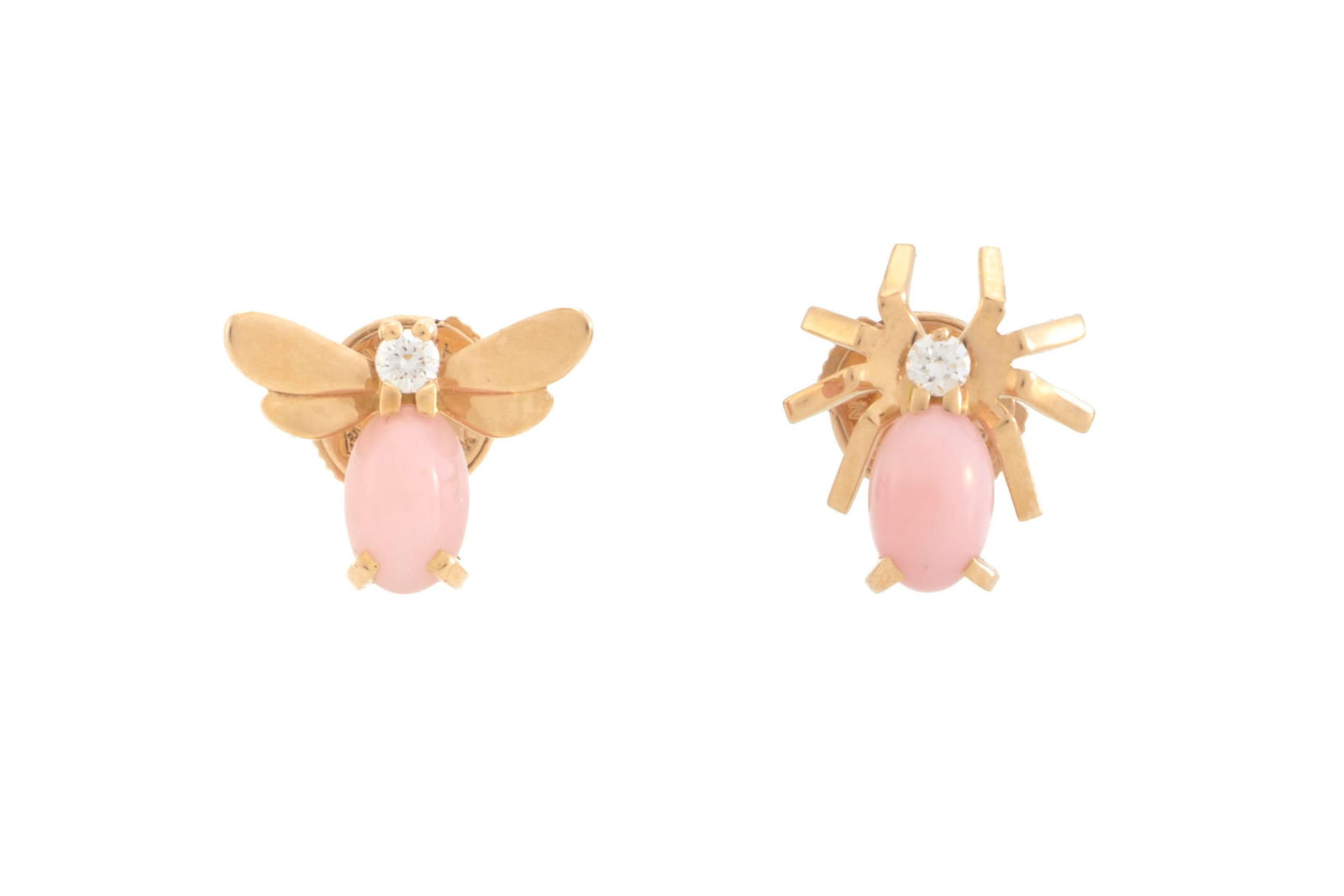 Chaumet, Attrape-moi, paire de clous d'oreilles or rose 750 figurant une mouche et une araignée: Chaumet, Attrape-moi, paire de clous d'oreilles or rose 750 figurant une mouche et une araignée serties de diamants et de cabochons d'opale rose, signés, numérotés, h. 0.9 et 1.1