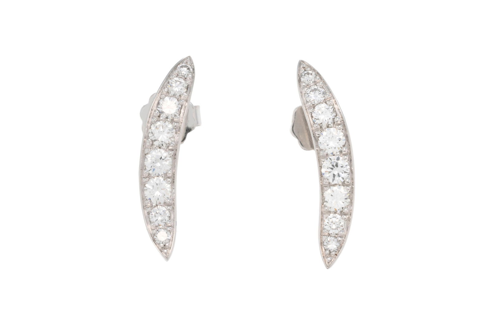 Paire de clous d'oreilles or gris 750 sertis de diamants taille brillant, h. 2 cm: Paire de clous d'oreilles or gris 750 sertis de diamants taille brillant, h. 2 cm ConditionTrès bon état de conservation général. 