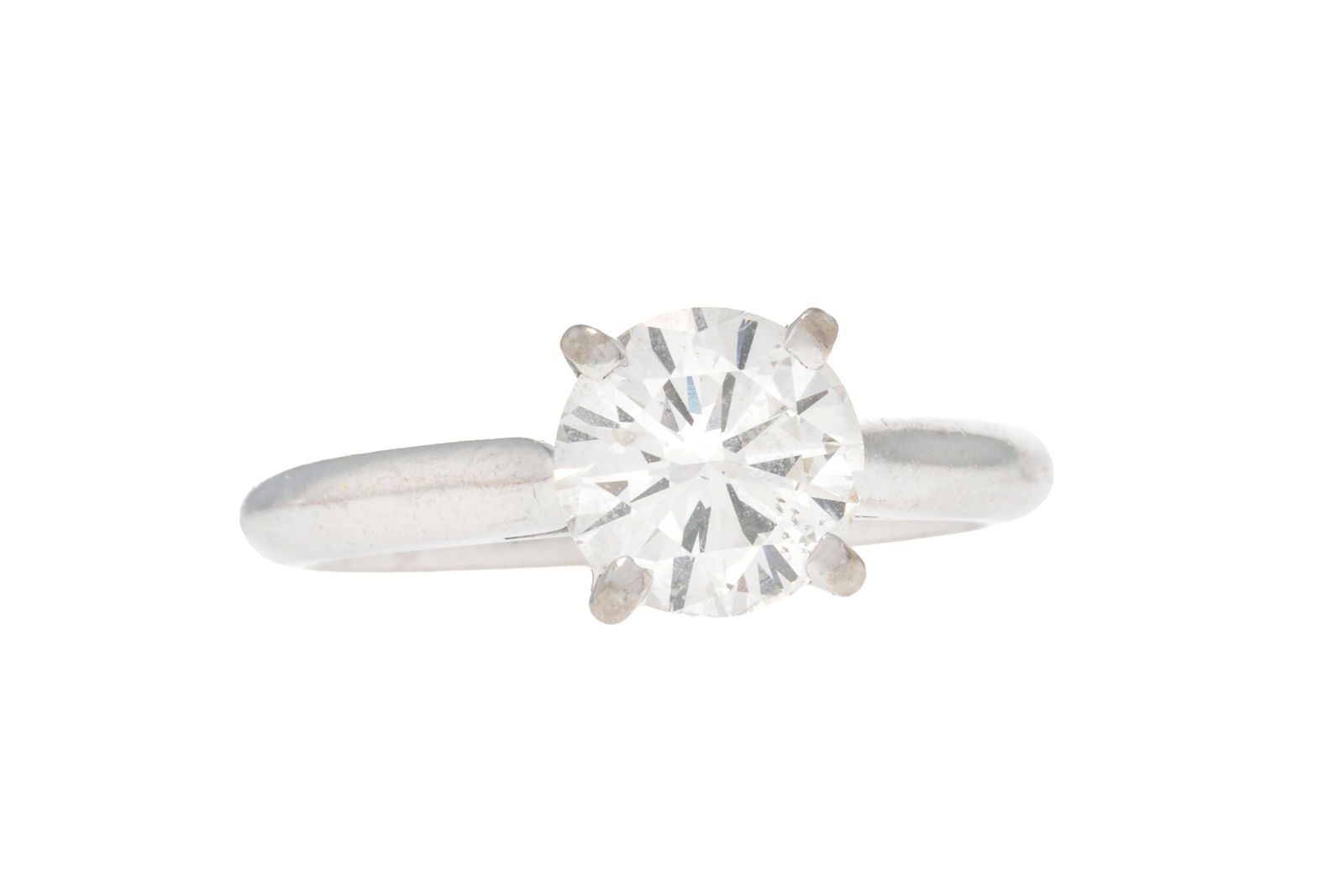 Solitaire or gris 750 serti d'un diamant taille brillant de 1.24 ct F-Si1 selon rapport E.G.L. n: Solitaire or gris 750 serti d'un diamant taille brillant de 1.24 ct F-Si1 selon rapport E.G.L. n°EGL3002021816 daté du 28/02/2010, doigt 49.5-9.5 ConditionBon état de conservation