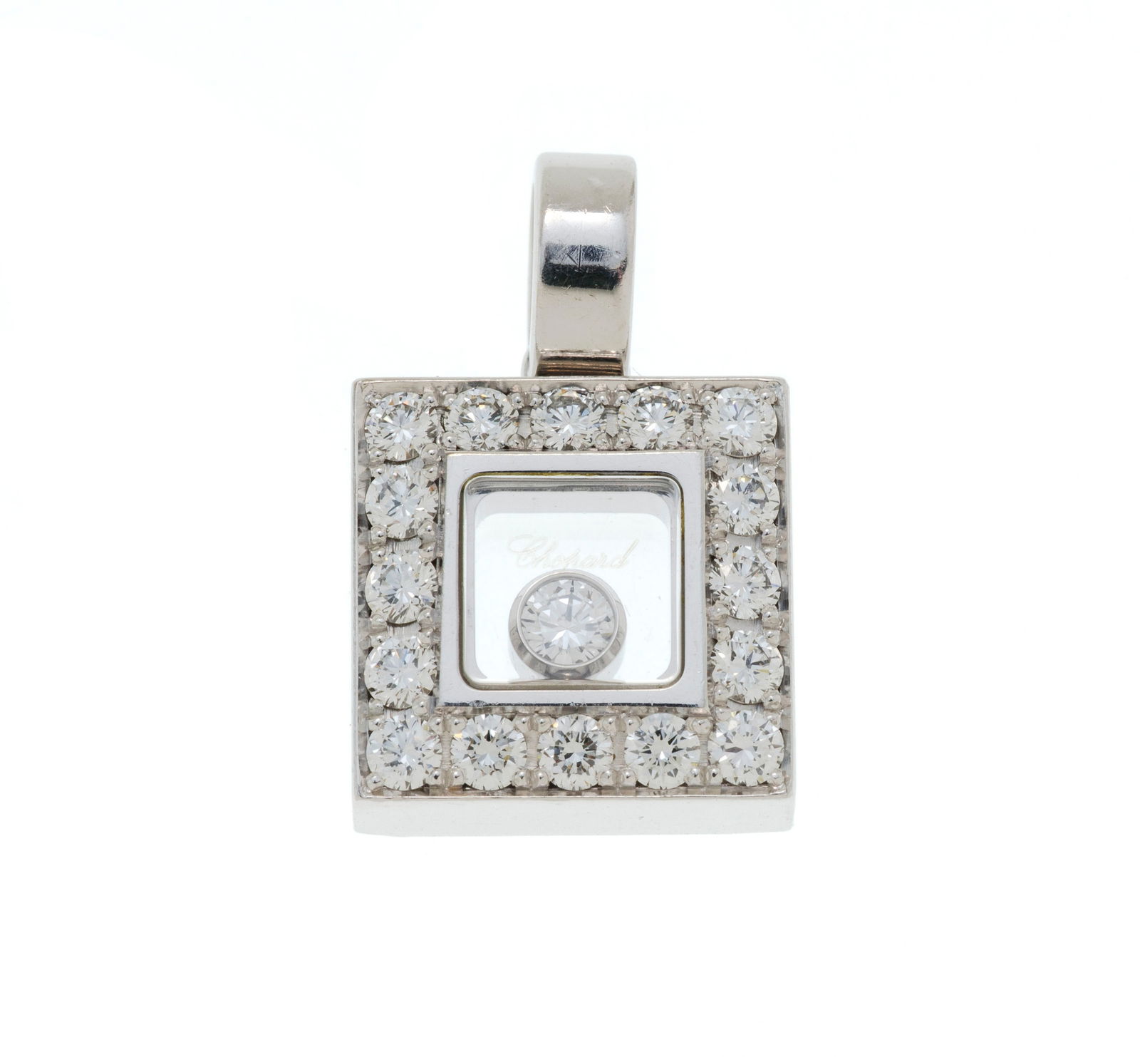 Chopard, Happy Diamonds, pendentif carré or gris 750 serti de diamants taille brillant dont un : Chopard, Happy Diamonds, pendentif carré or gris 750 serti de diamants taille brillant dont un mobile entre deux plaques de verre, signée, numéroté, h. 1.5 cm, 4g ConditionBon
