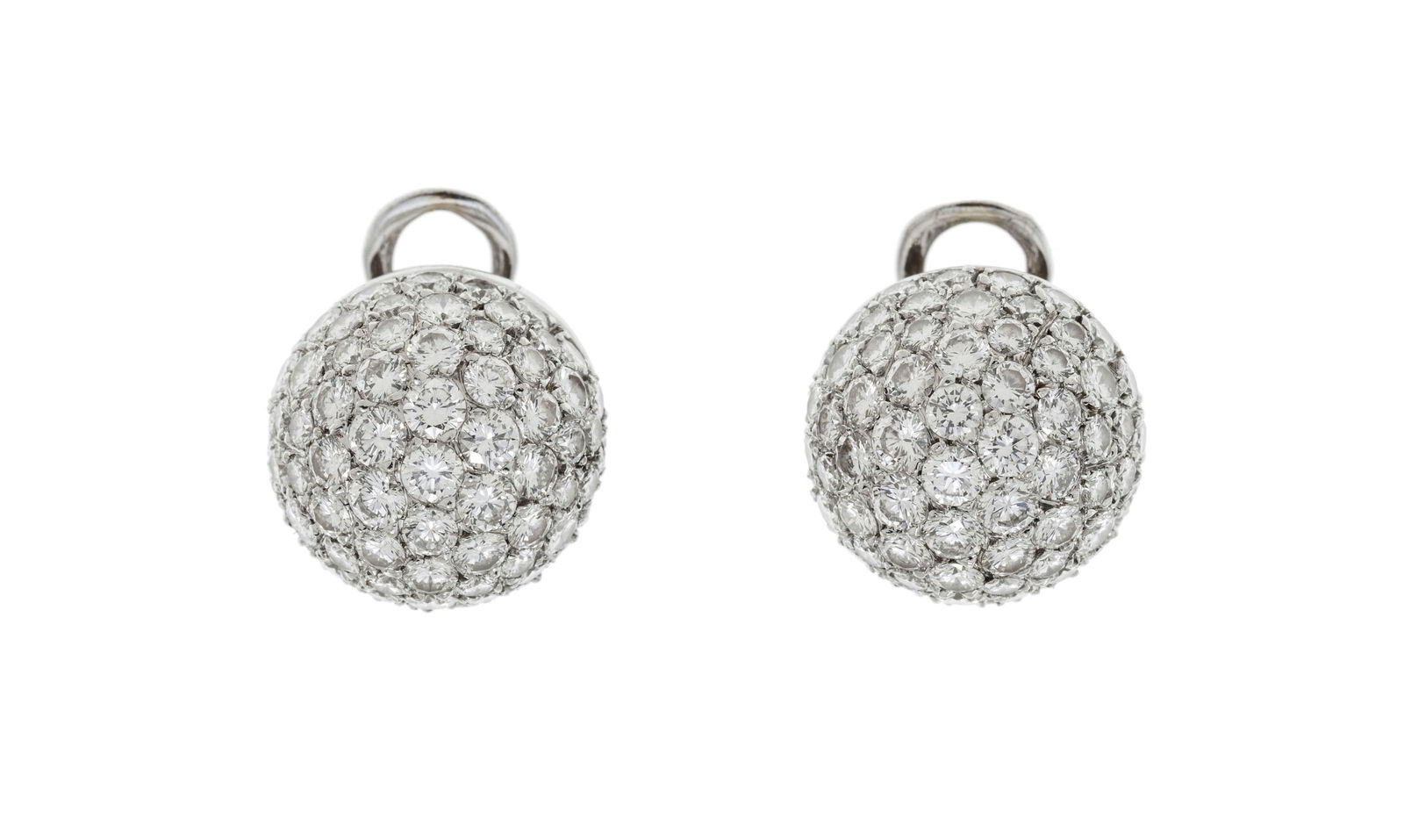 Chaumet, paire de boucles d'oreilles or gris 750 formant des hémisphères pavées de di (1 of 2)