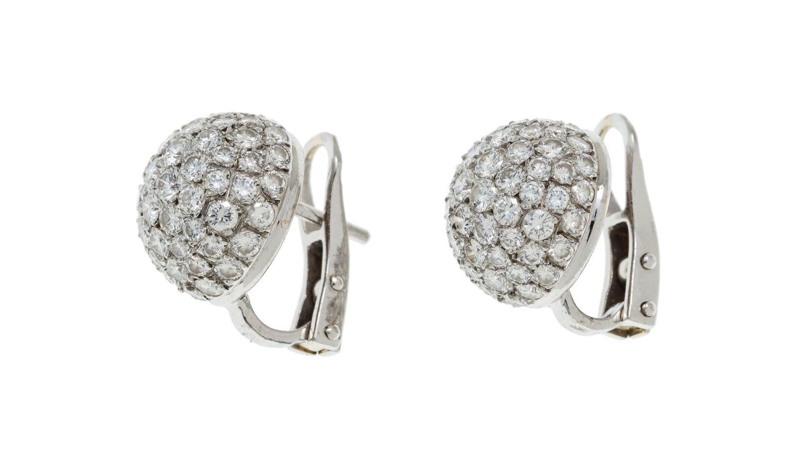 Chaumet, paire de boucles d'oreilles or gris 750 formant des hémisphères pavées de di - 2