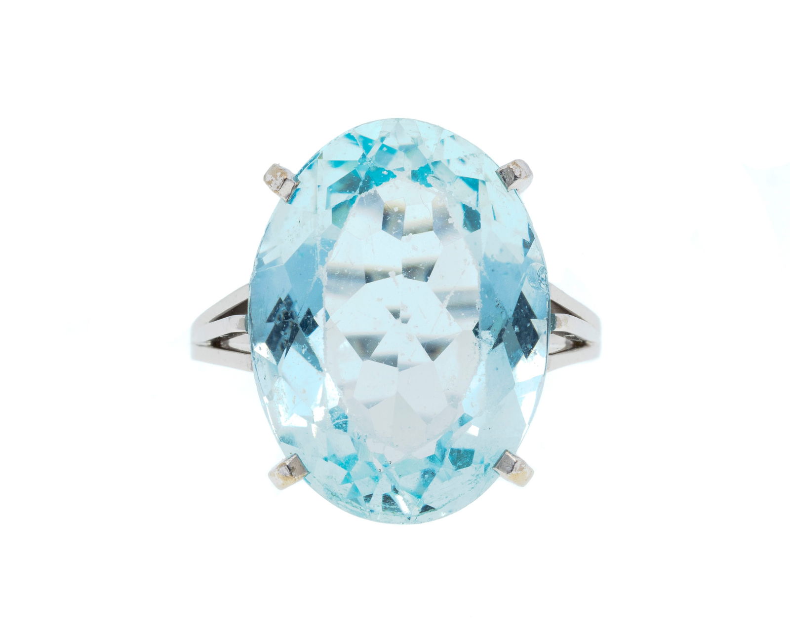 Bague or gris 750 sertie d'une aigue-marine taille ovale, doigt 54-14: Bague or gris 750 sertie d'une aigue-marine taille ovale, doigt 54-14 ConditionMonture: Bon état général. Présence de nombreuses rayures et micro rayures à l'or. Gemme: