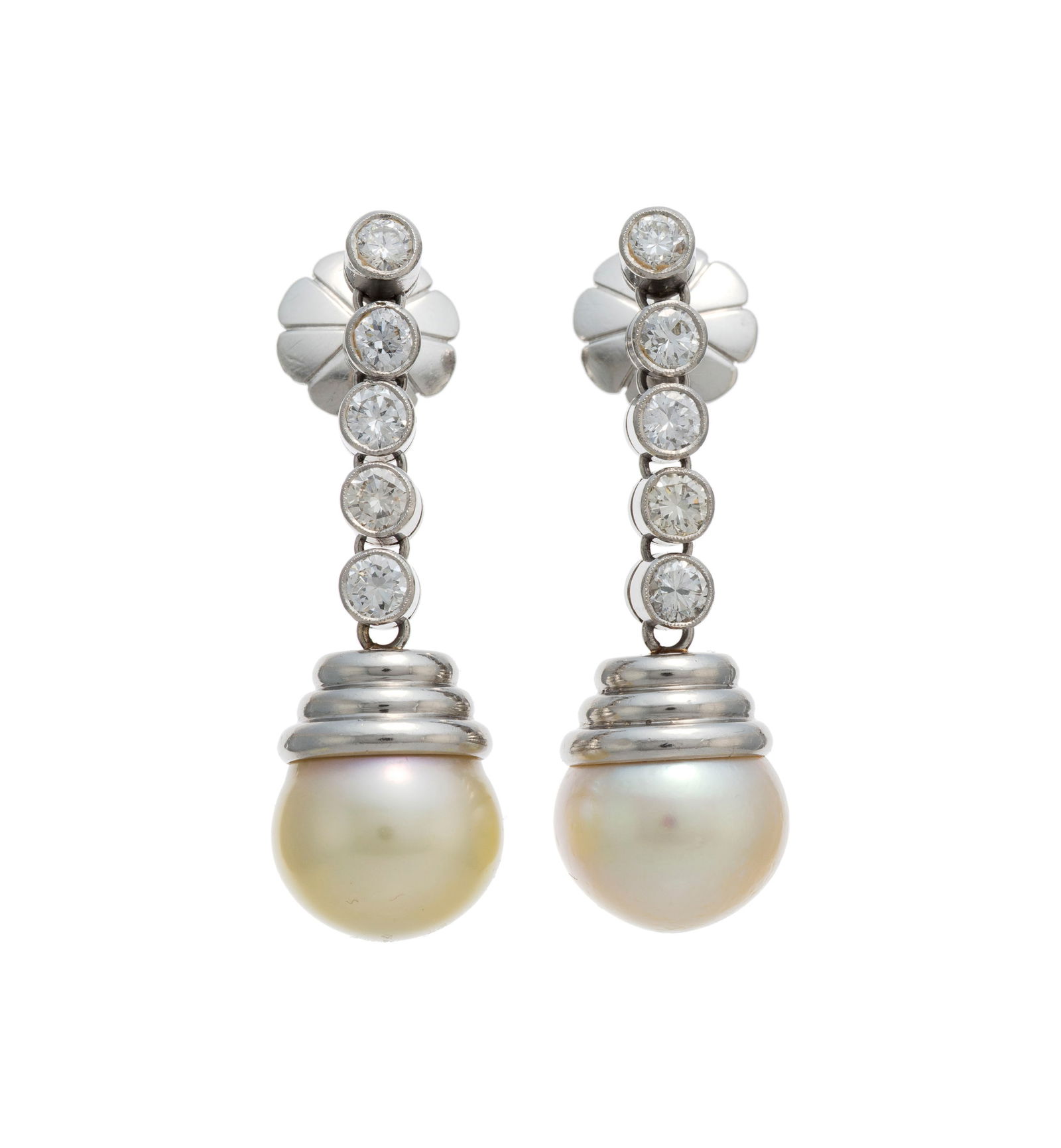 Paire de pendants d'oreilles platine sertis de diamants taille brillant et retenant des perles de cu: Paire de pendants d'oreilles platine sertis de diamants taille brillant et retenant des perles de culture blanches, h. 3.7 cm, 17g 