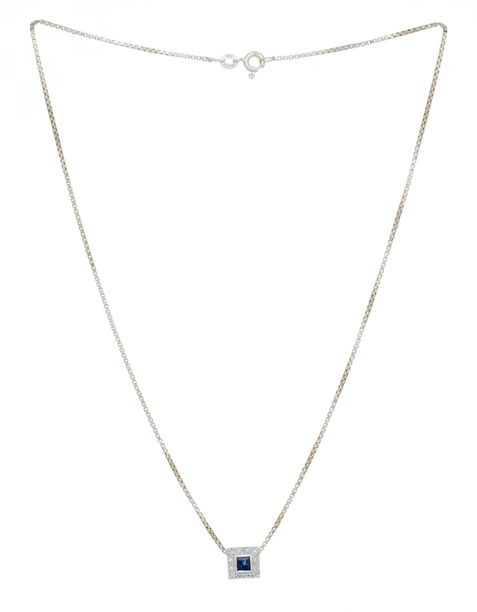 Collier or gris 750, chaîne à maille vénitienne retenant un motif carré serti d': Collier or gris 750, chaîne à maille vénitienne retenant un motif carré serti d'un saphir taille carré entouré de diamants taille brillant, long. 40 cm Condition Bon 