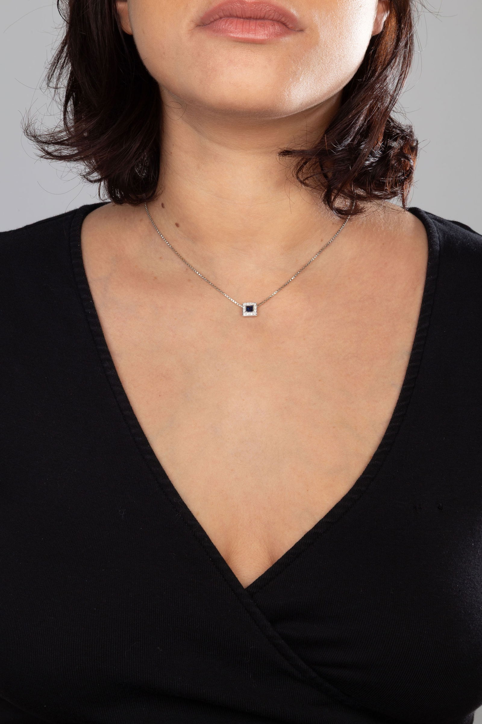 Collier or gris 750, chaîne à maille vénitienne retenant un motif carré serti d' - 4