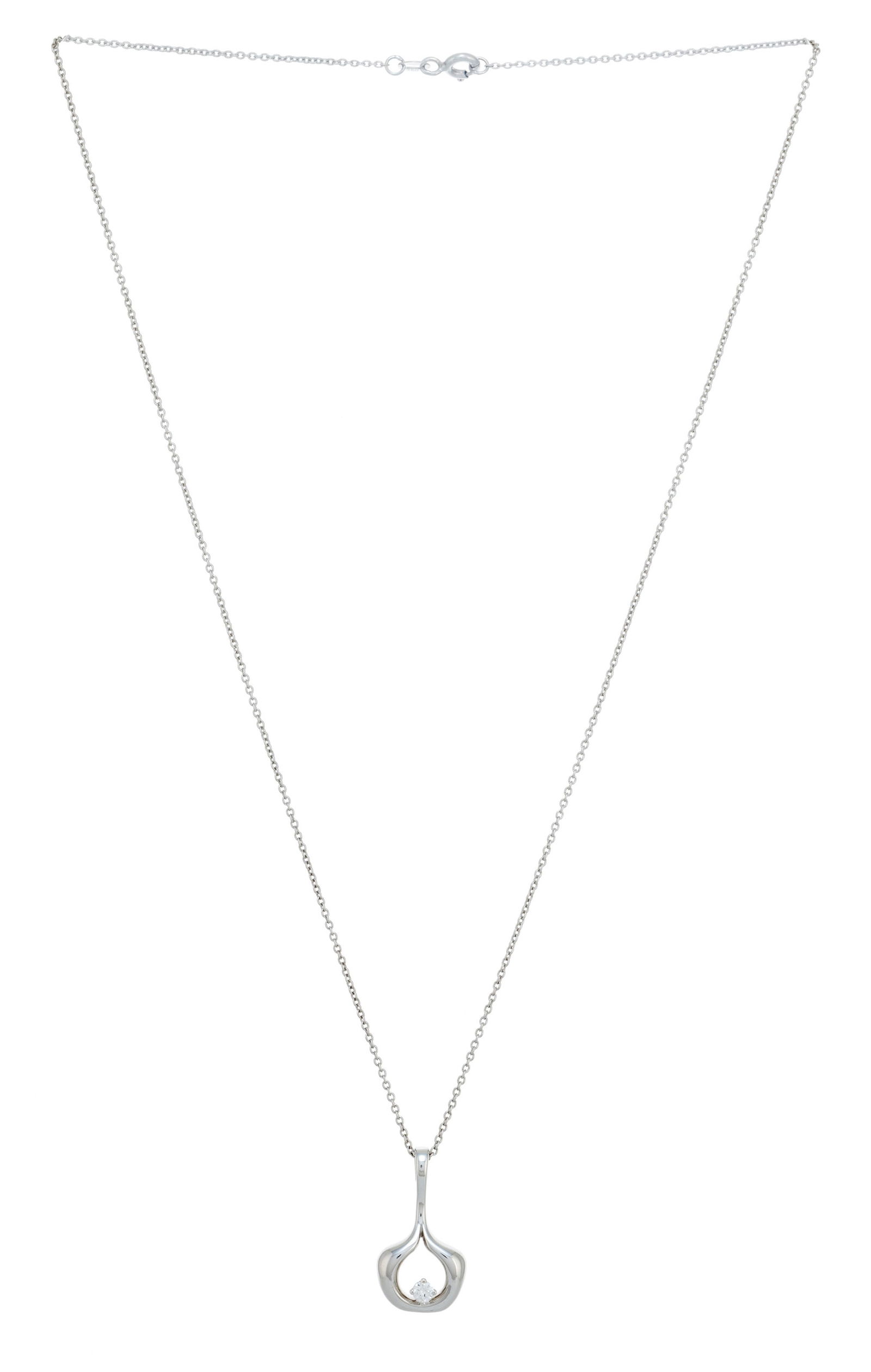 Pendentif or gris 750 ajouré serti au centre d'un diamant taille brillant, sur sa chaîne o: Pendentif or gris 750 ajouré serti au centre d'un diamant taille brillant, sur sa chaîne or gris 750 à maille forçat, h. pendentif 2 cm, long. chaîne 42 cm Condition Bon é